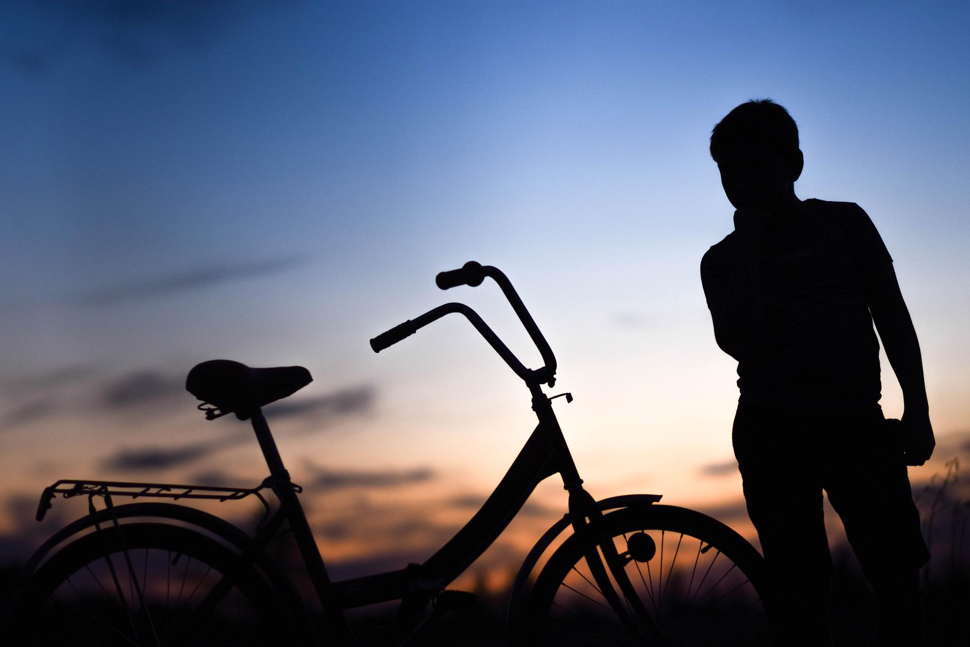 Un niño y una bicicleta. | Foto: Pixabay