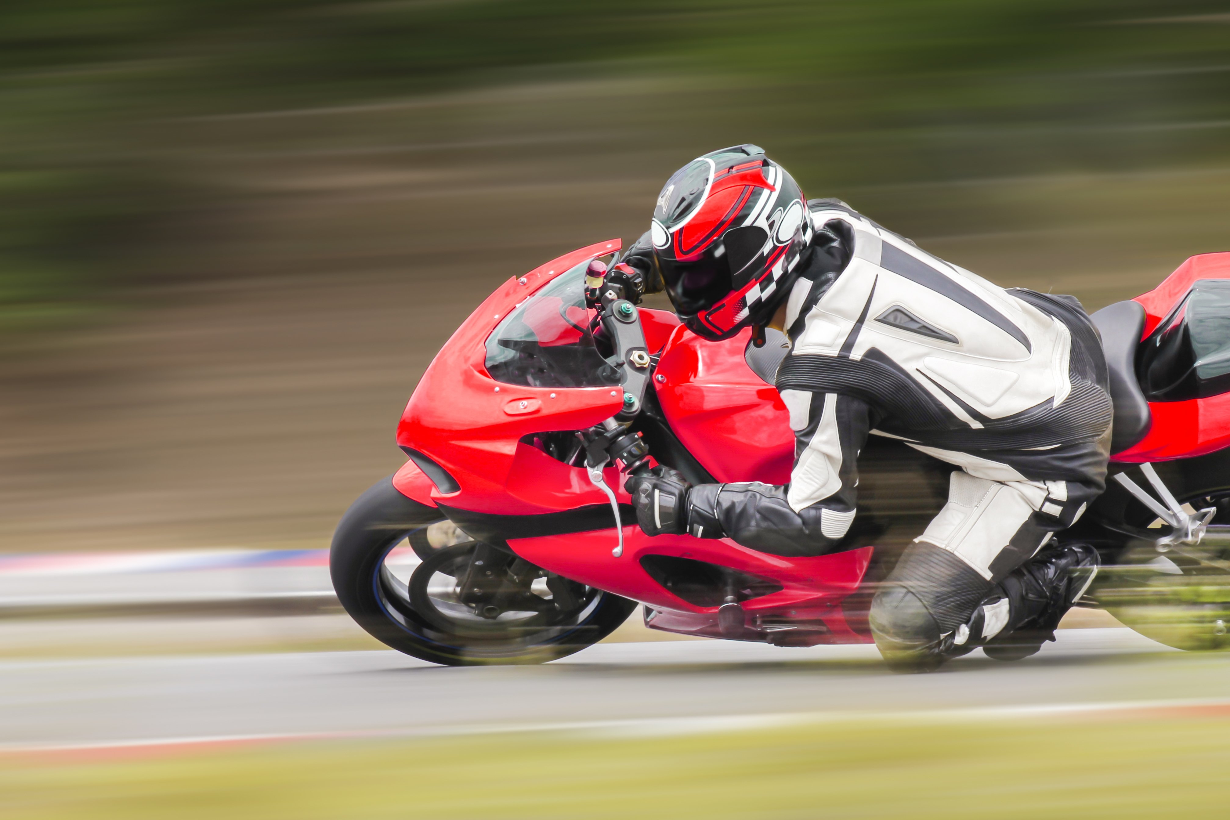 A leading motorcycle racer on the racetrack. | Photo: shutterstock