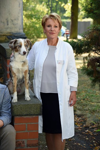 Mariele Millowitsch und Hund Käthe beim ARD-Fernsehfilm 'Käthe und ich', Fototermin am Set am 19. September 2018 in Berlin | Quelle: Getty Images