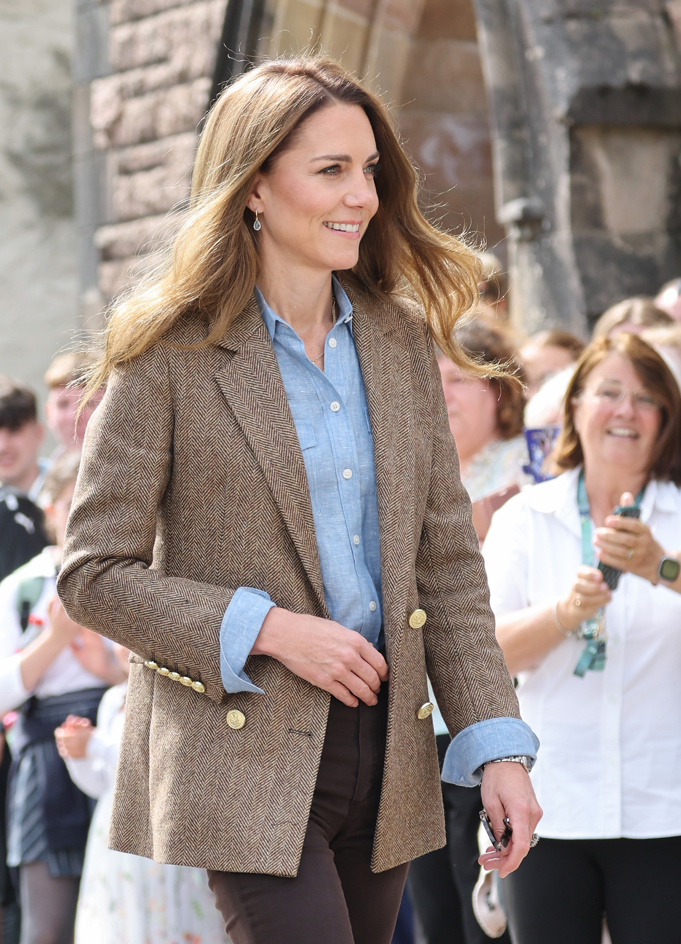 Catherine walks through Tobermory with a gentle smile, surrounded by well-wishers. Her appearance — including her brown tweed blazer and blue shirt — drew much attention during the royal visit.
