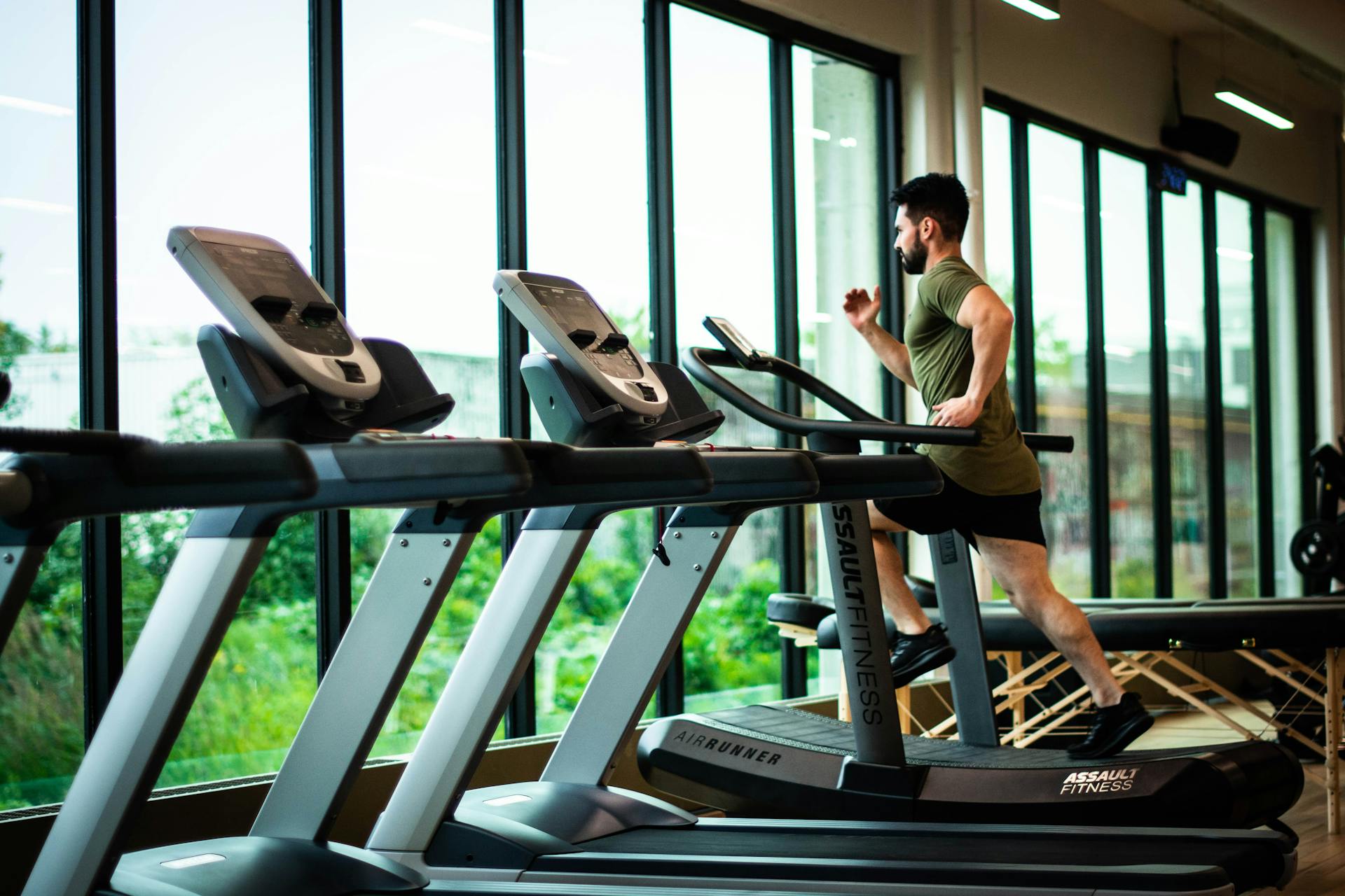 A man running on a treadmill in a gym | Source: Pexels