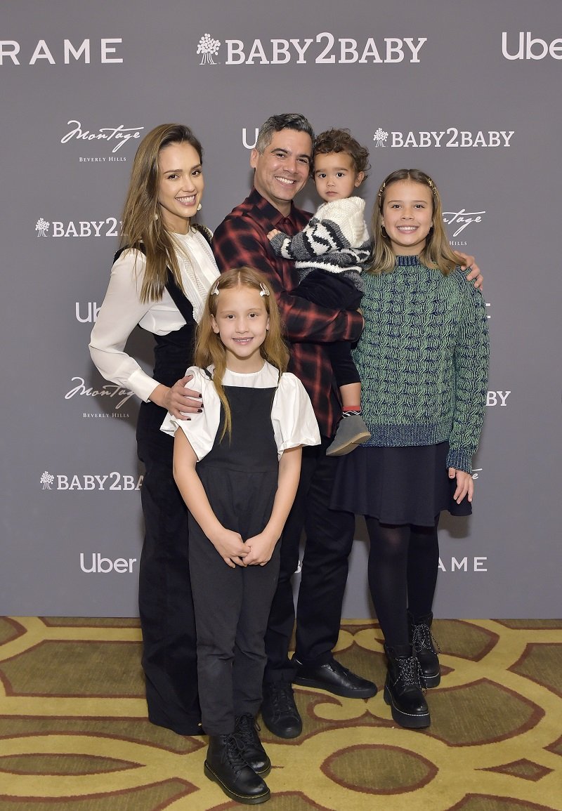 Jessica Alba, Cash Warren, and her three children on December 15, 2019 in Beverly Hills, California | Photo: Getty Images