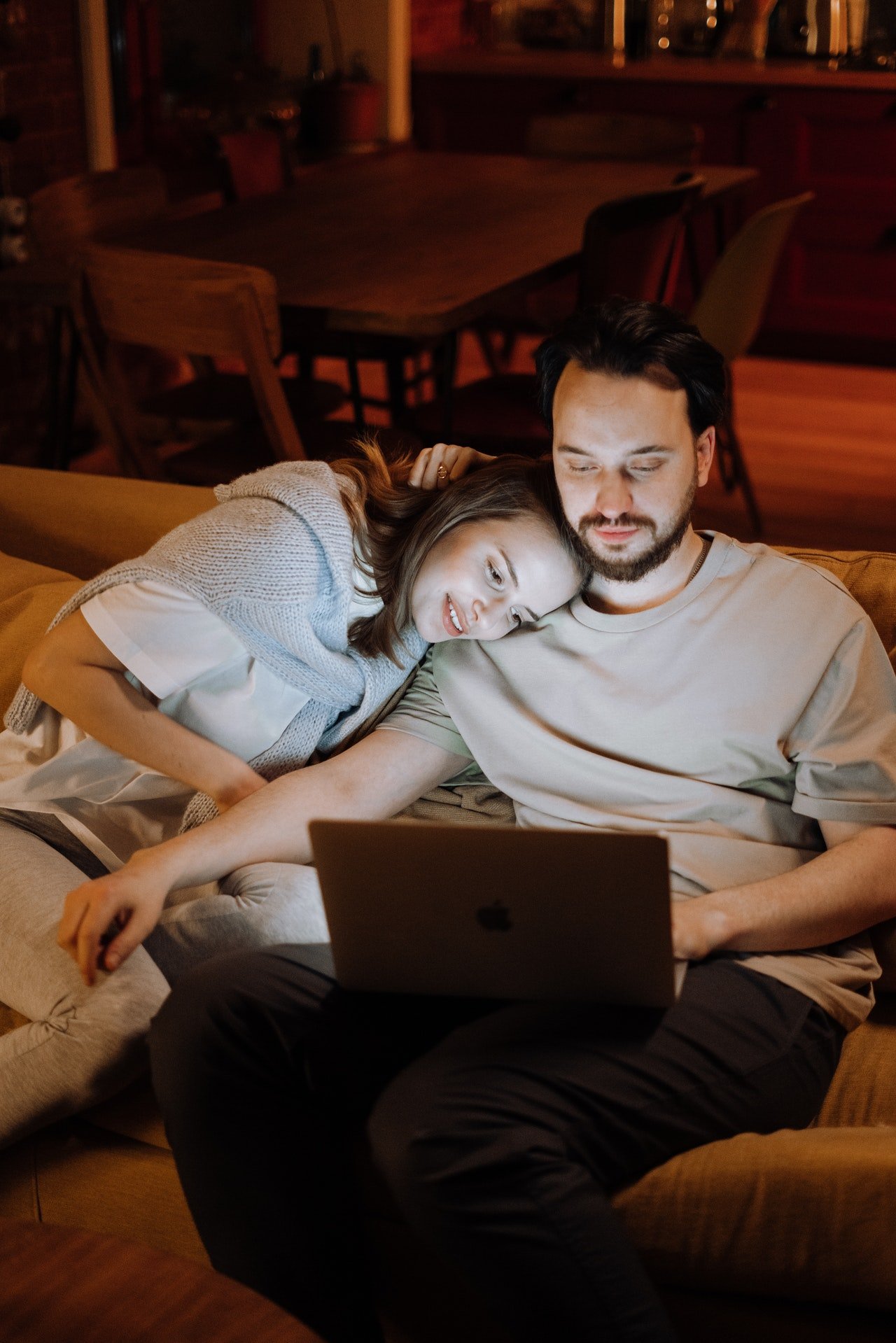 Una pareja mira la pantalla de una computadora portatil. | Foto: Pexels