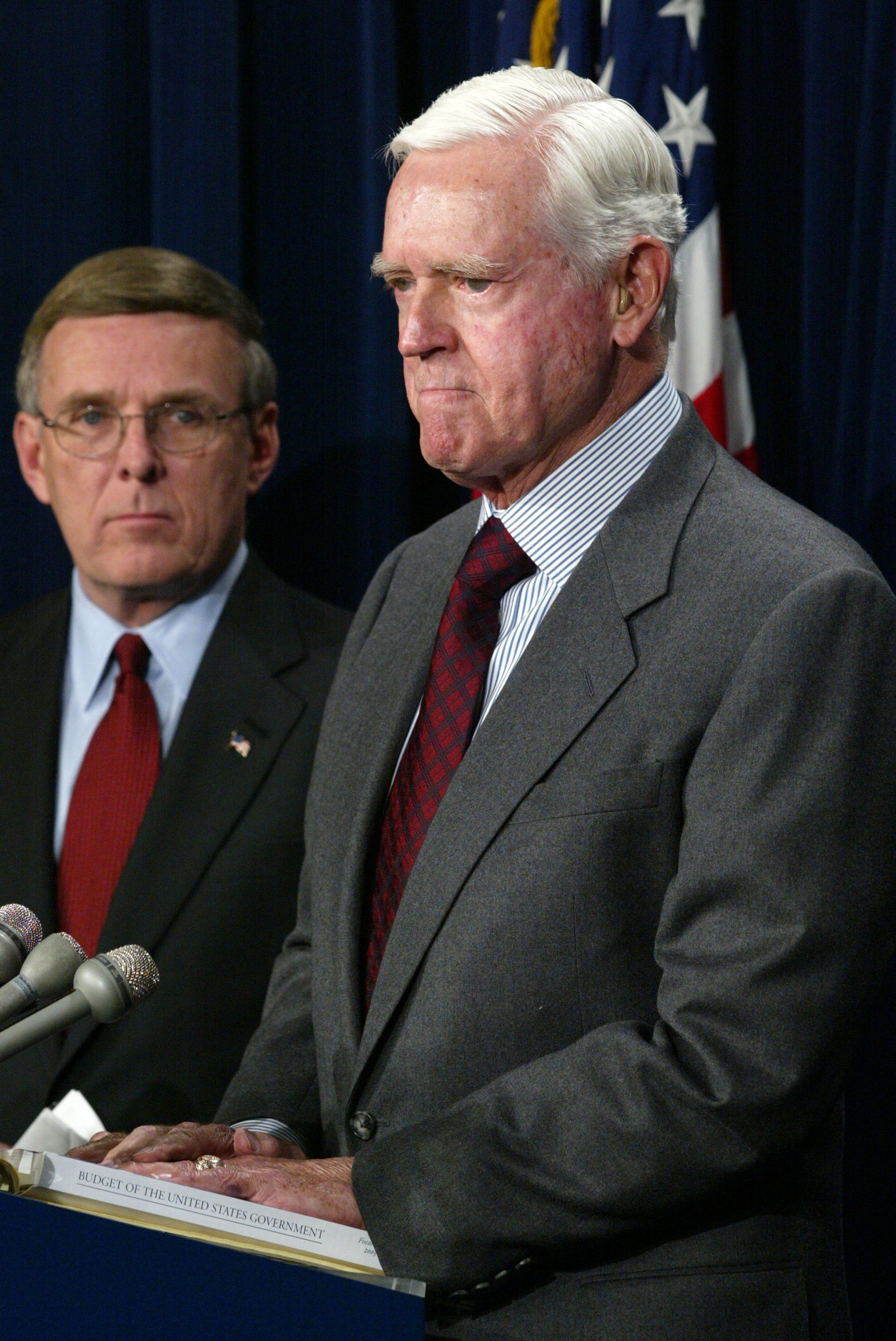 Senator Ernest Hollings standing next to Senator Byron Dorgan during a press conference on Capitol Hill | Photo: Getty Images
