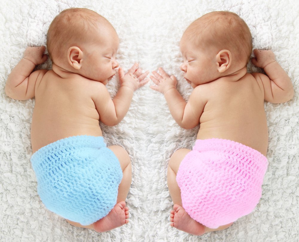 Newborn twin babies, boy and girl, sleeping. | Photo: Shutterstock