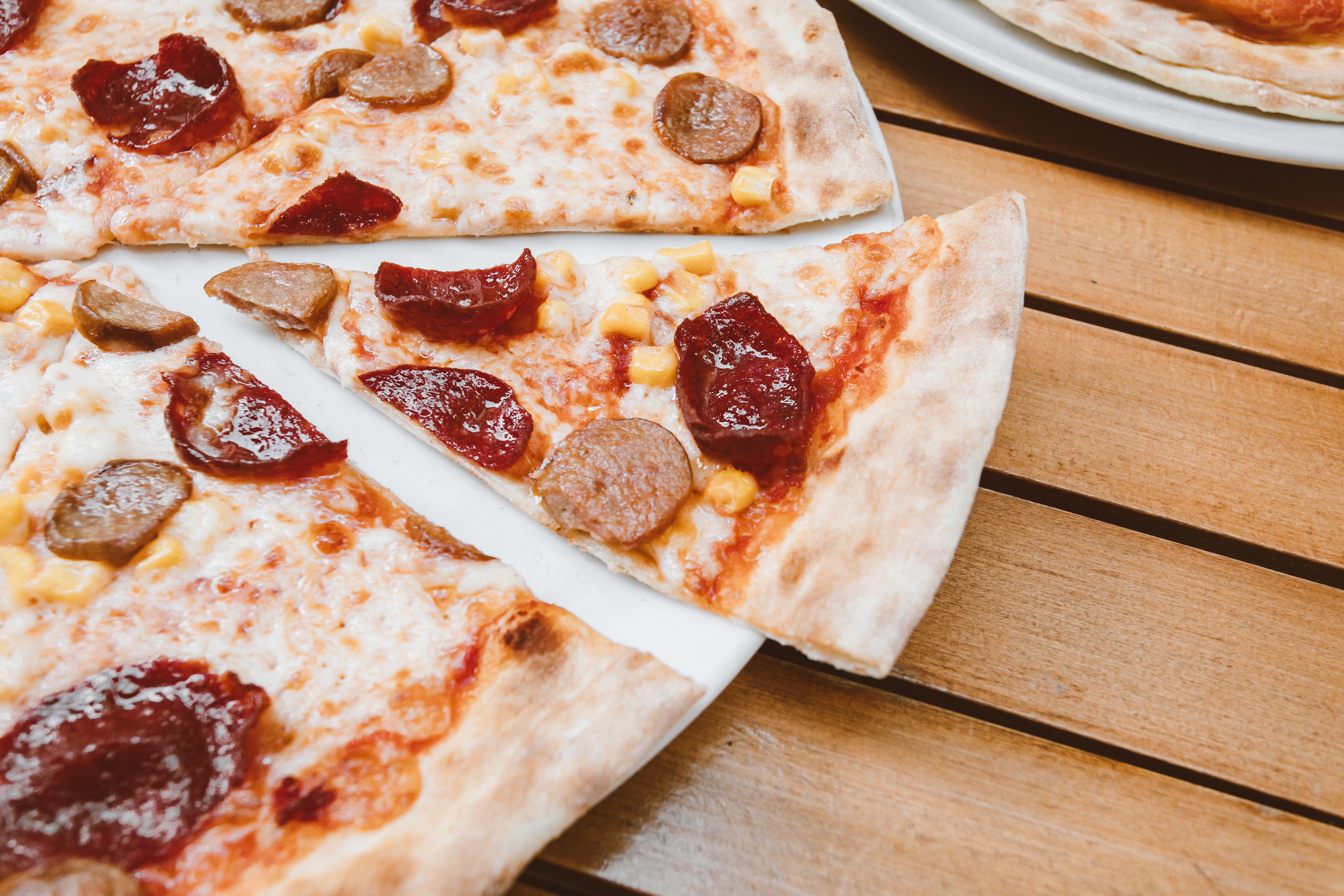 Una pizza dividida en porciones. | Foto: Pexels