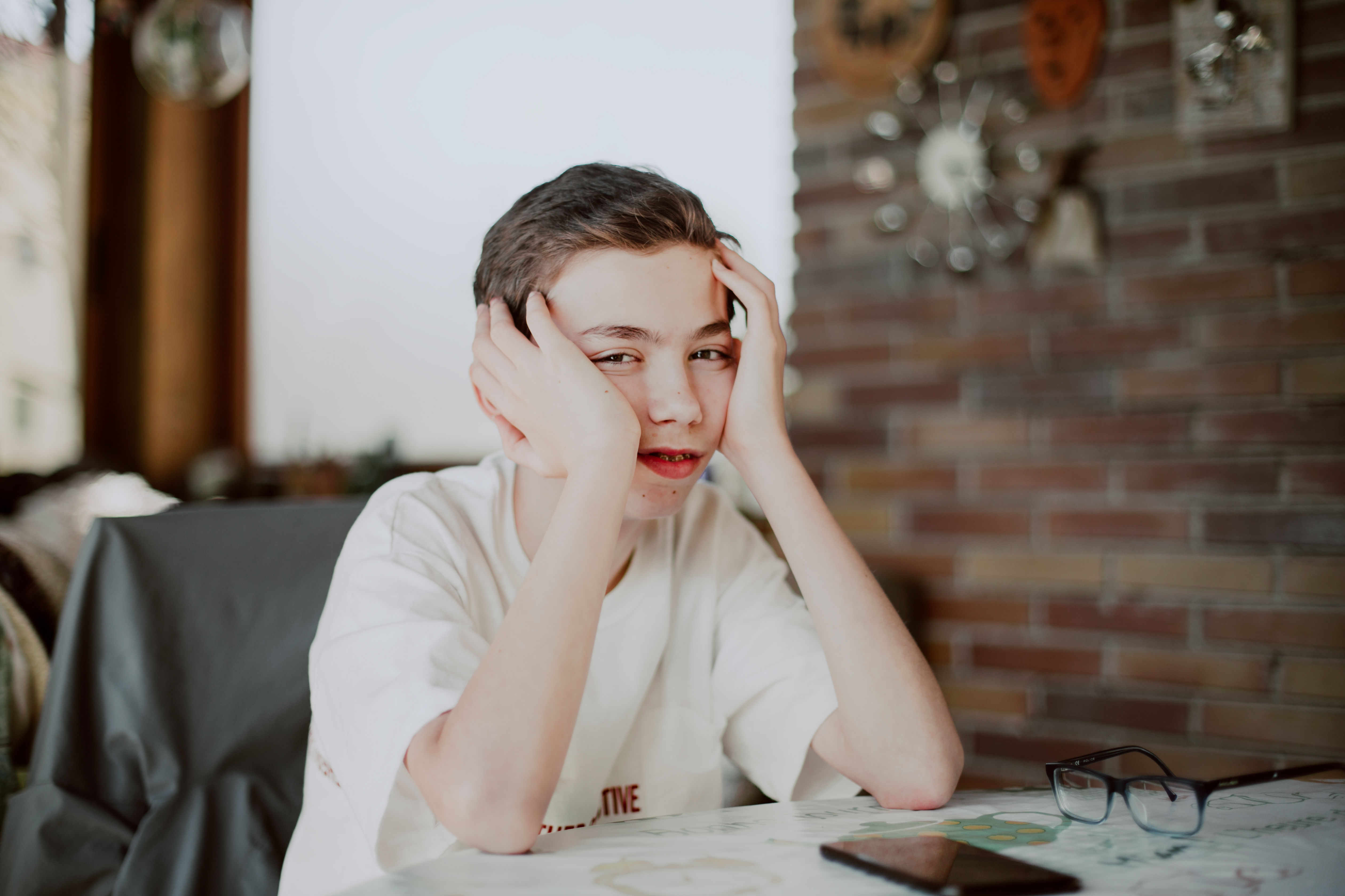 Retrato de un adolescente triste y aburrido mirando a la cámara | Fuente: Getty Images