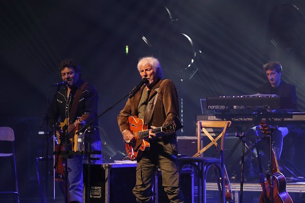 Hugues Aufray se produit à la Salle Pleyel à Paris, France. | Photo : Getty Images