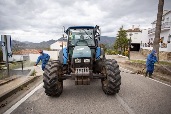 Zahara de la SierraFrei, Spanien - APRIL 20: Freiwillige desinfizieren die Straßen mit dem Traktor während der Corona Pandemie. Sahara ist seit 14. März größtenteils von der Außenwelt abgeschnitten. Diese Entscheidung unterstützen Anwohner größtenteils. Viele von ihnen sind über 65 und haben damit ein höheres Risiko. | Foto von: Juan Carlos Toro via Getty Images