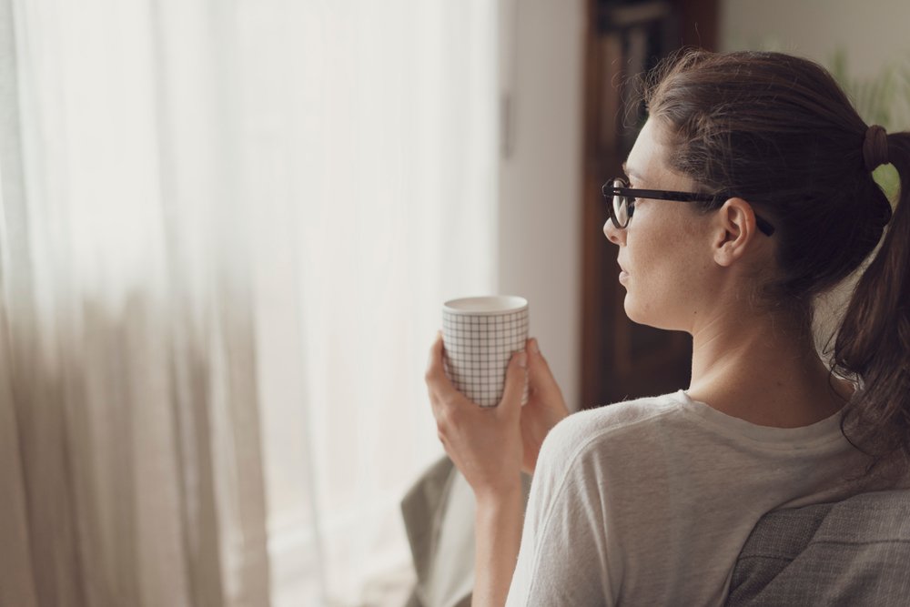 Mujer tomándose una taza de café en su casa. | Foto: Shutterstock Mujer tomándose una taza de café en su casa. | Foto: Shutterstock