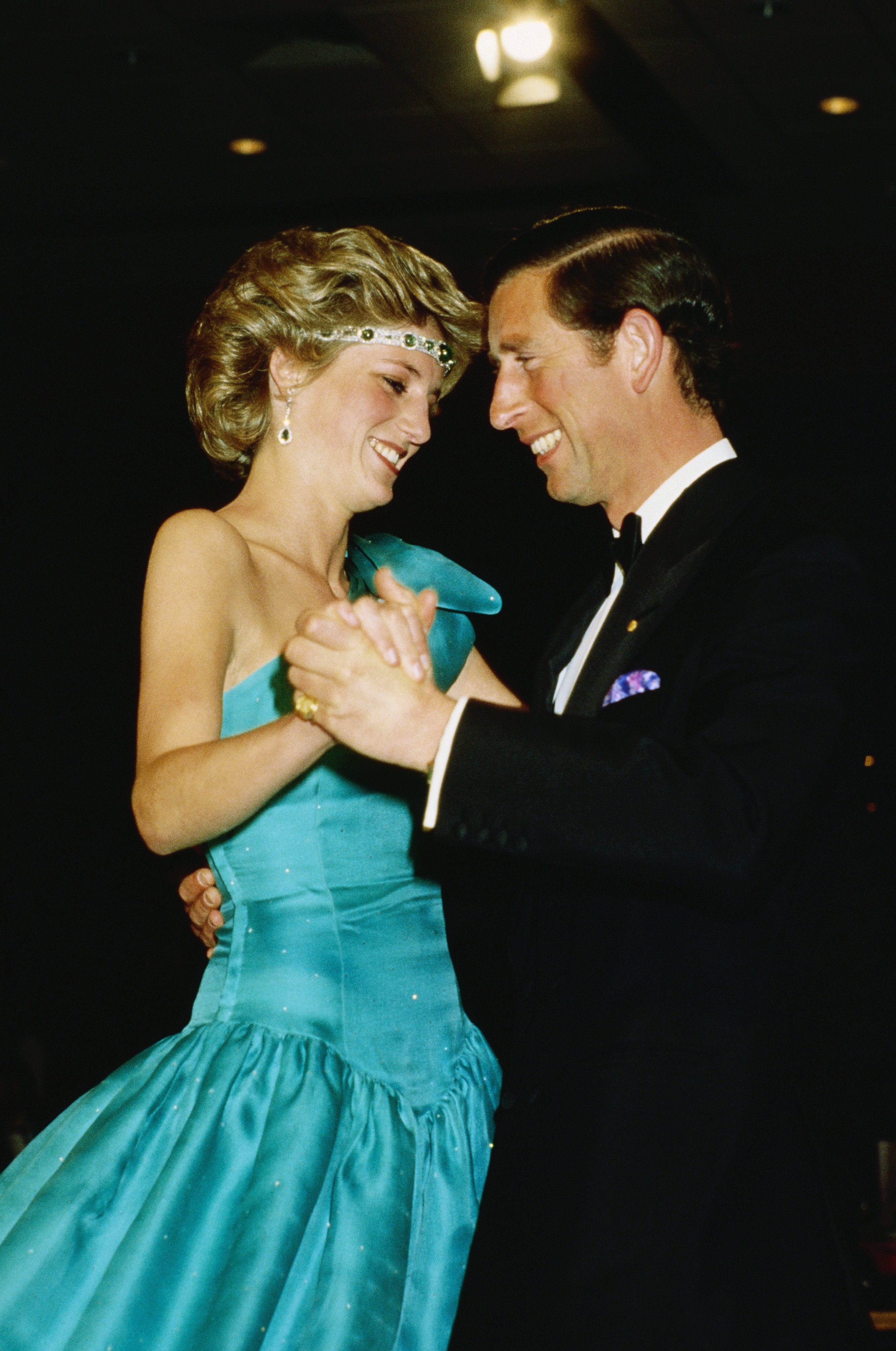 Prinzessin Diana und der Prinz von Wales, Charles, lächeln beim Tanzen auf einer feierlichen Veranstaltung | Quelle: Getty Images
