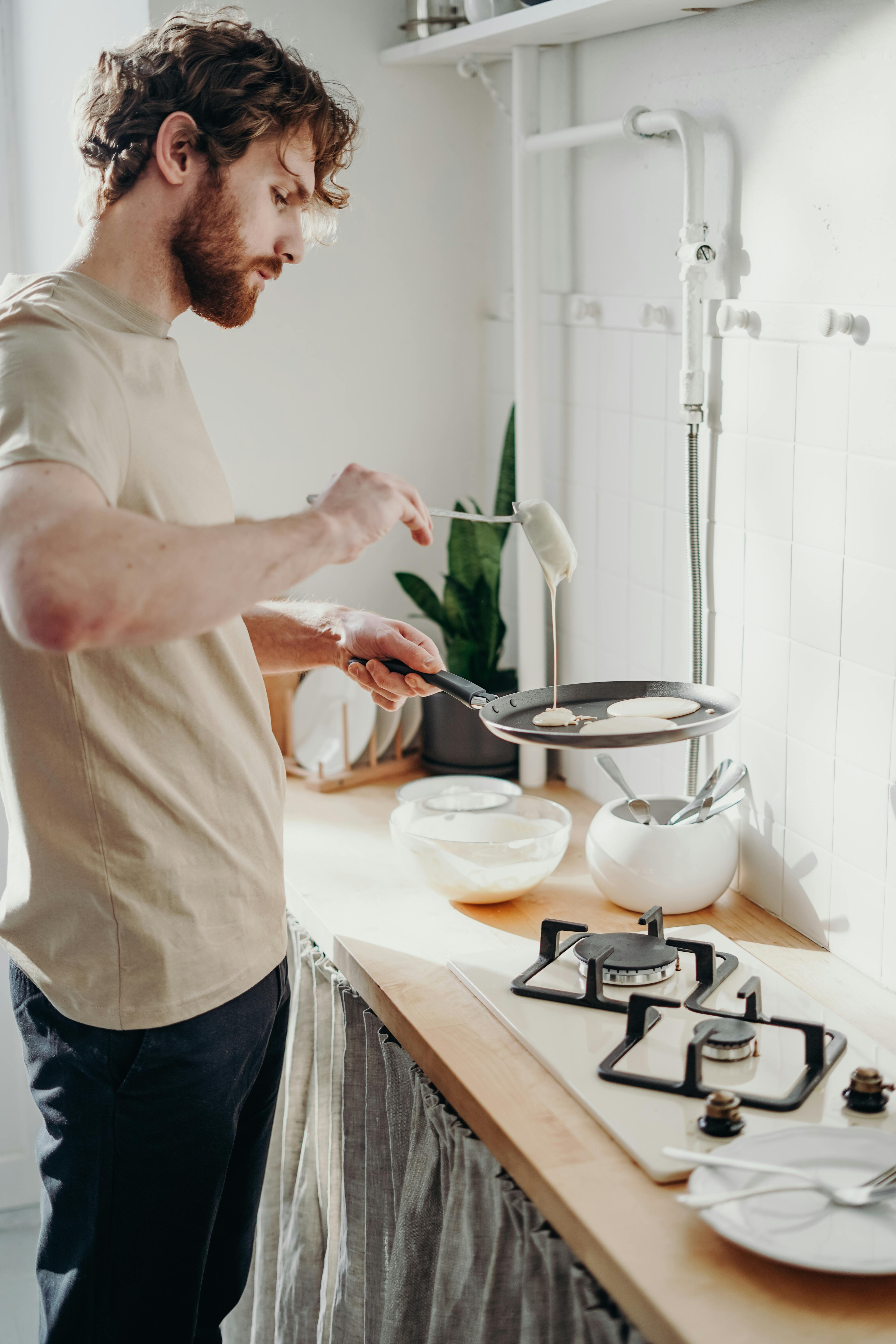 A man making a meal at a stove | Source: Pexels