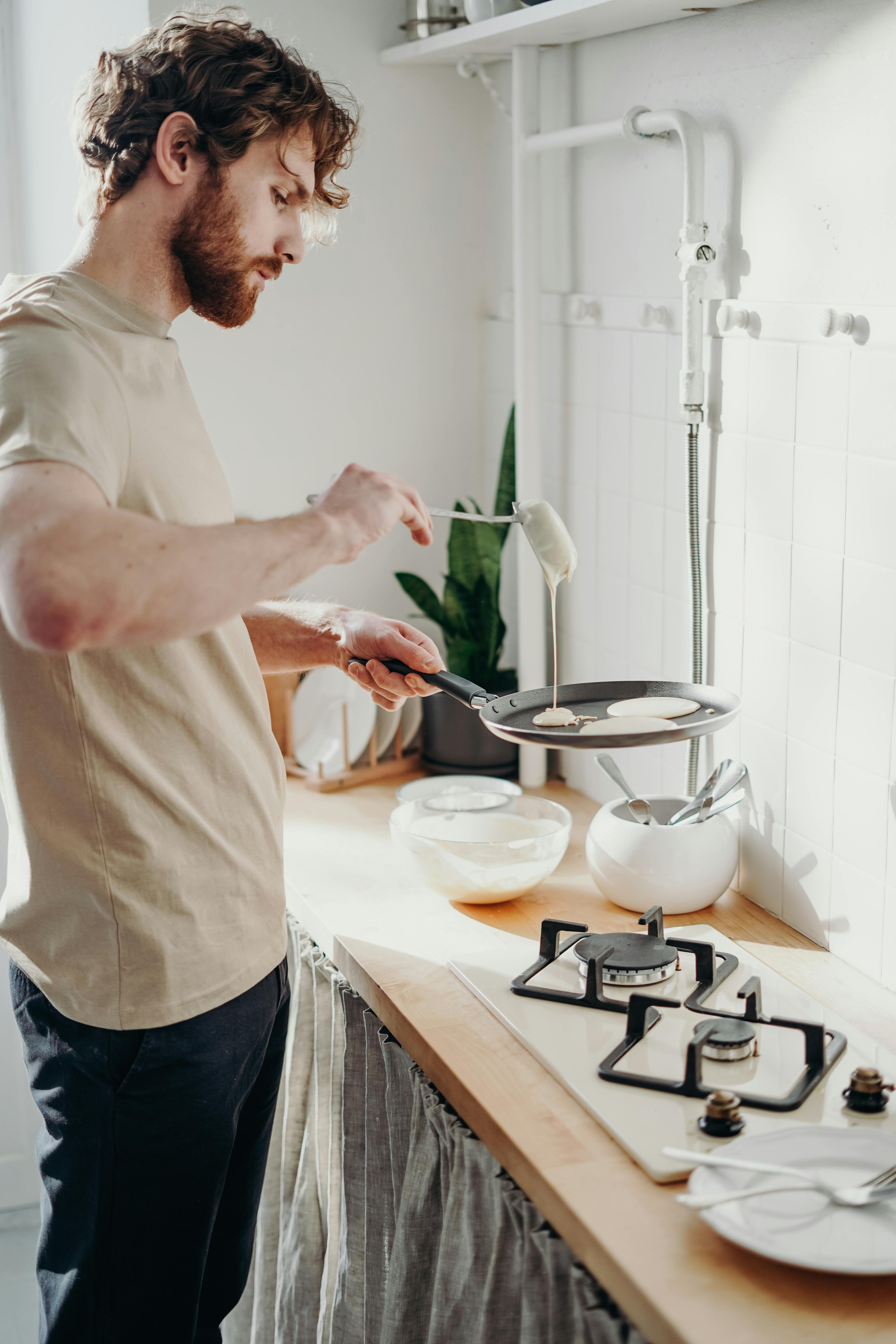 A man making pancakes | Source: Pexels