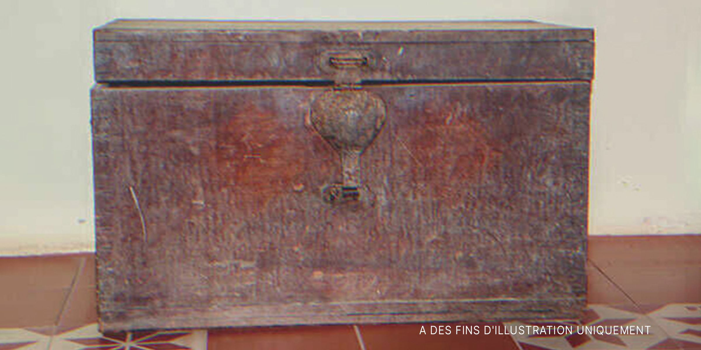 Un garçon se met en colère contre sa grand-mère qui lui a offert une ...