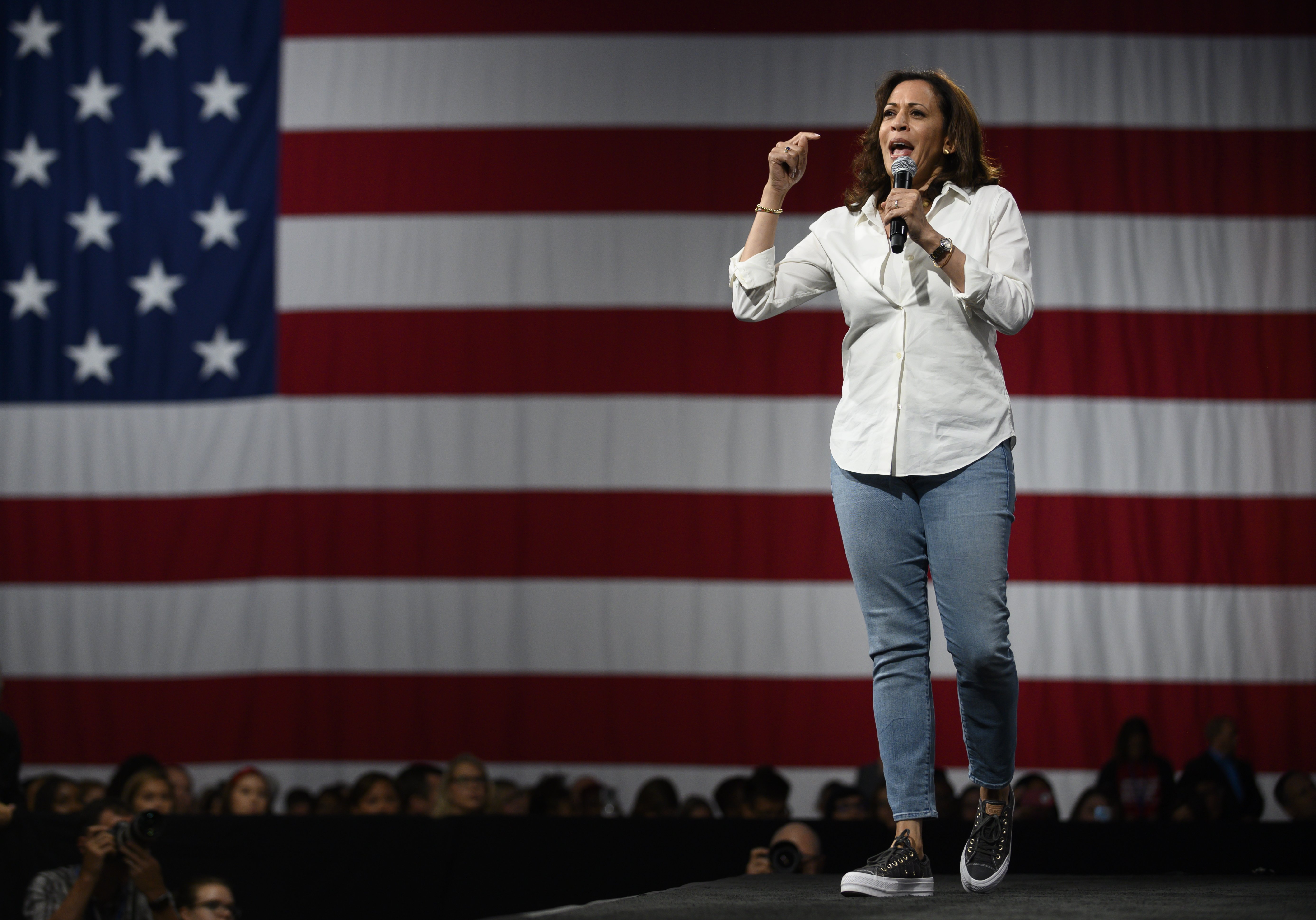 Kamala Harris durante un foro sobre seguridad de armas en el Centro de Eventos de Iowa, el 10 de agosto de 2019 en Des Moines, Iowa. | Foto: Getty Images