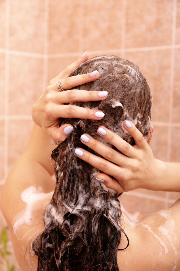 Mujer con champú en su cabello. | Foto: Freepik. Mujer con champú en su cabello. | Foto: Freepik.