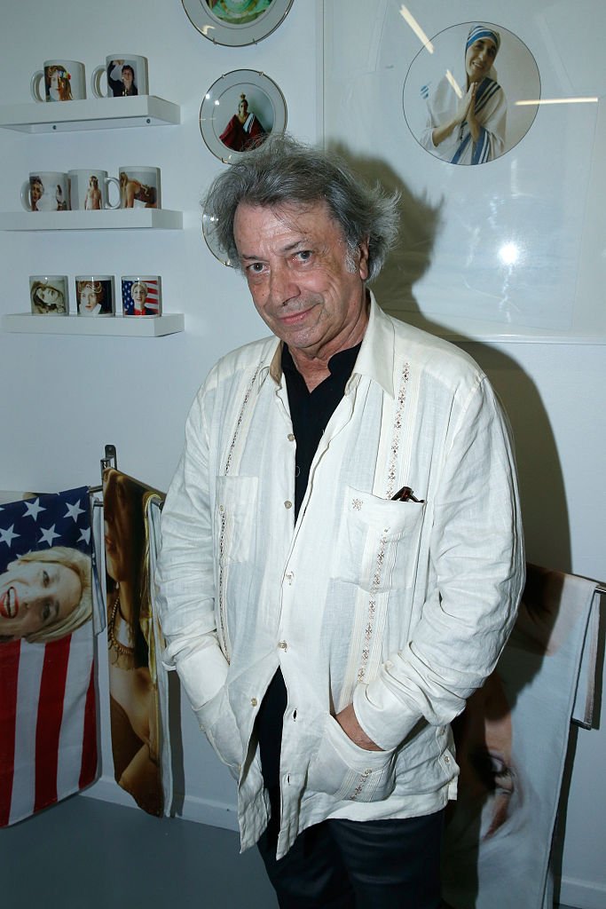 Hervé Vilard assiste à l'exposition "55 Politiques" des tableaux de Stéphanie Murat - Soirée d'ouverture à la Galerie Dupin le 9 juin 2016 à Paris, France. | Photo : Getty Images