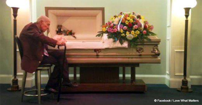 Elderly man sits near late wife’s casket for 5 hours in a touching goodbye to her