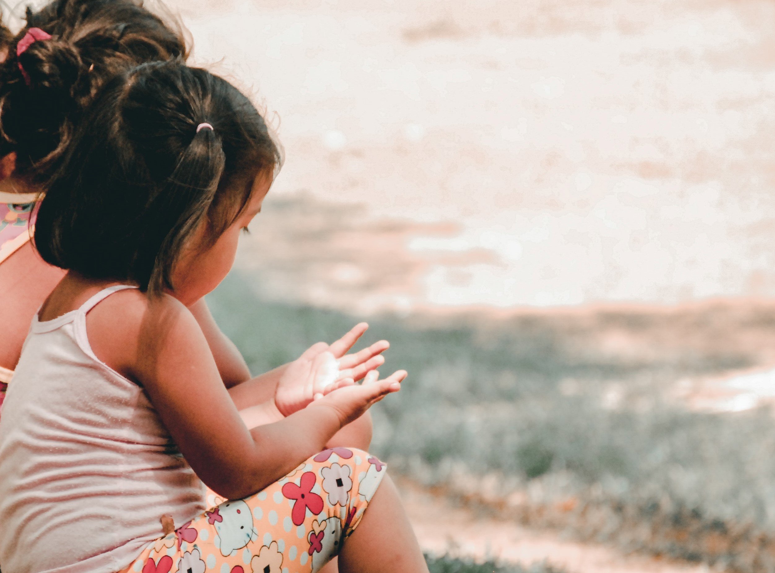 Am nächsten Tag fand Corey zwei schluchzende Kinder vor seinem Haus. | Quelle: Unsplash