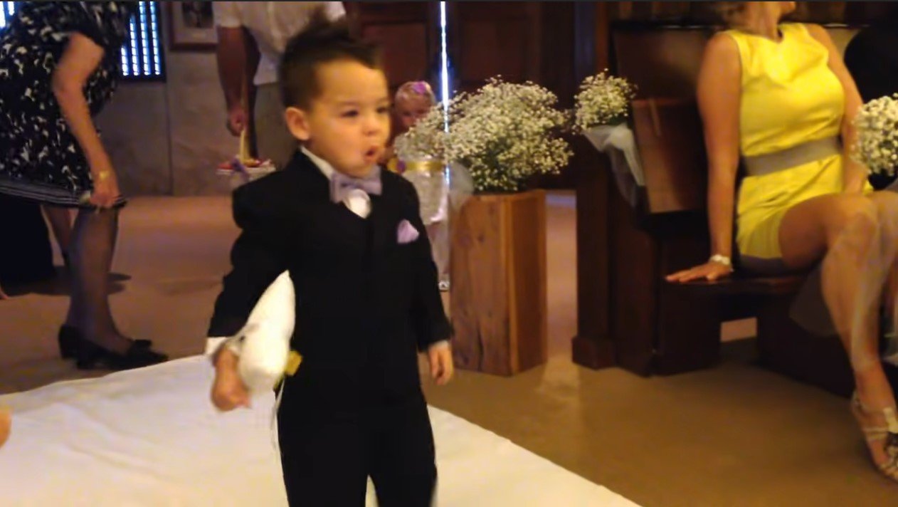 XL walking confidently down the aisle at the wedding | Source: youtube.com/ajapasha7