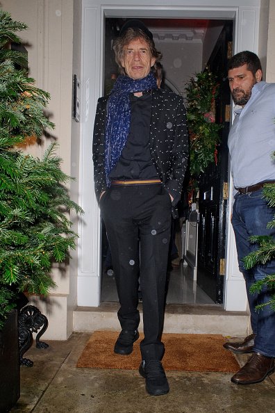 Mick Jagger vu en train d'assister à la fête de Noël d'Evgeny Lebedev. |Photo : Getty Images. Mick Jagger vu en train d'assister à la fête de Noël d'Evgeny Lebedev. |Photo : Getty Images.