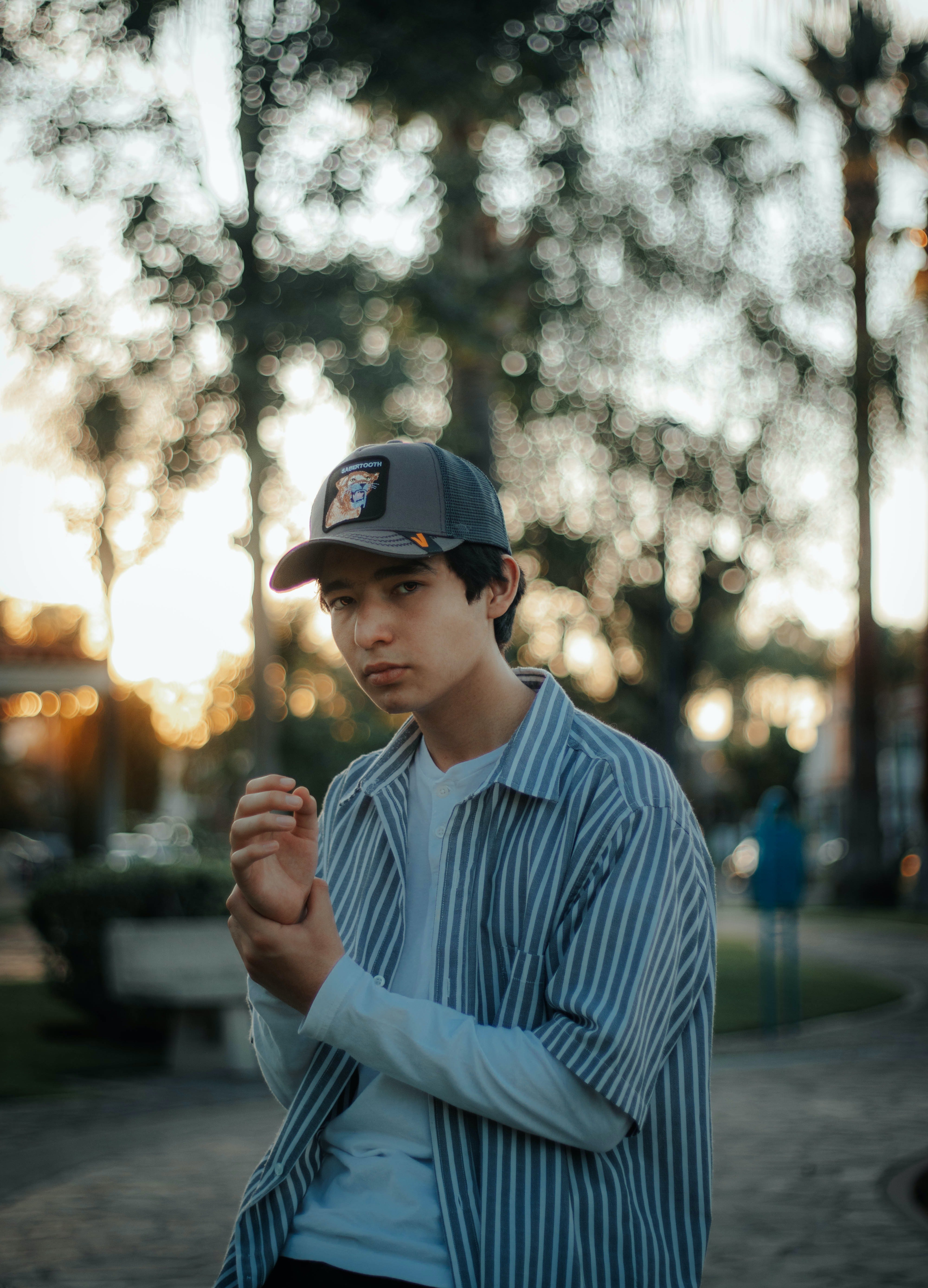 Leslie came across a young man asking for money. | Source: Pexels