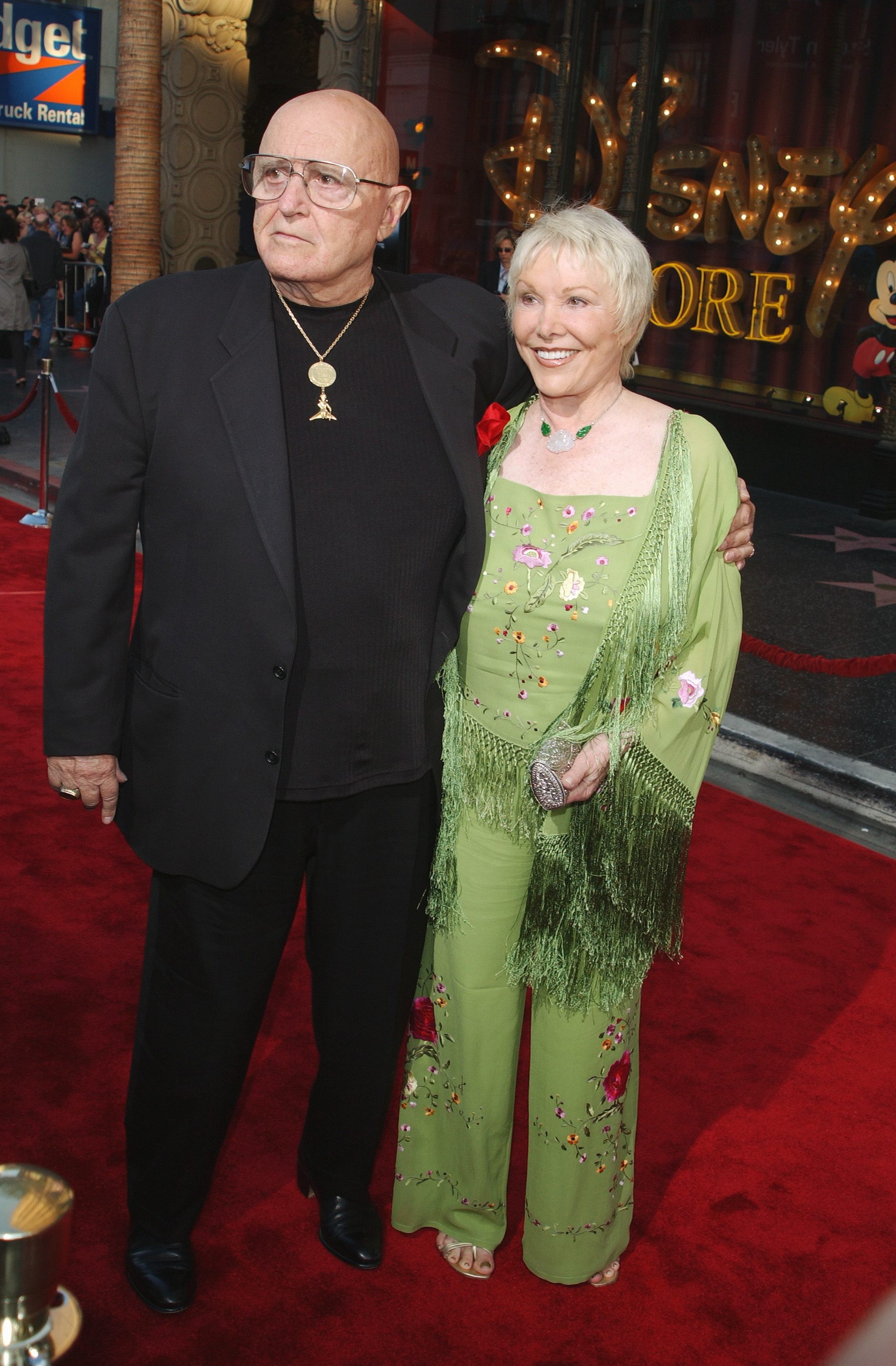 Rod Steiger and Joan Benedict arriving at the premiere of "Insomnia," held at The El Capitan Theatre in Hollywood in May 2002 | Source: Getty Images