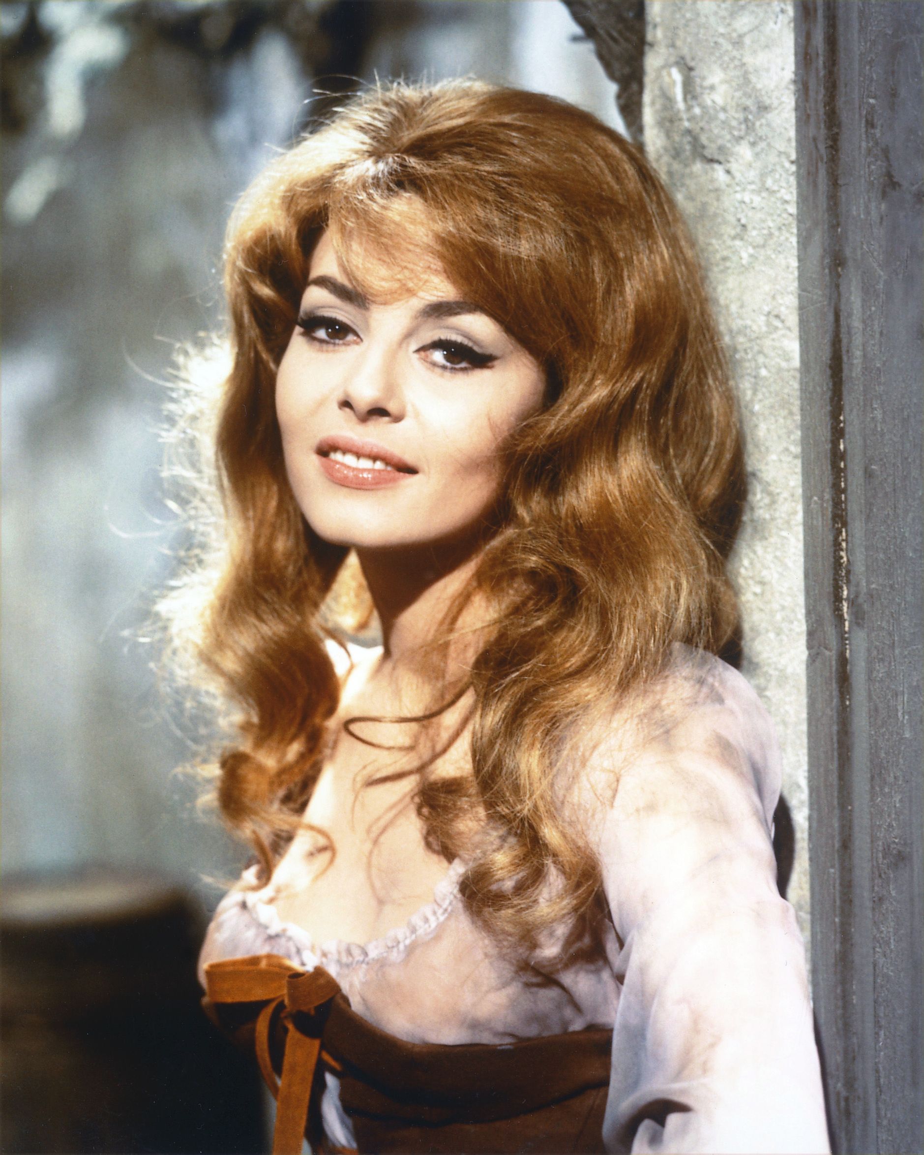 Michele Mercier, actrice française, portant un bustier marron garni de dentelle blanche, vers 1964. | Photo : Getty Images