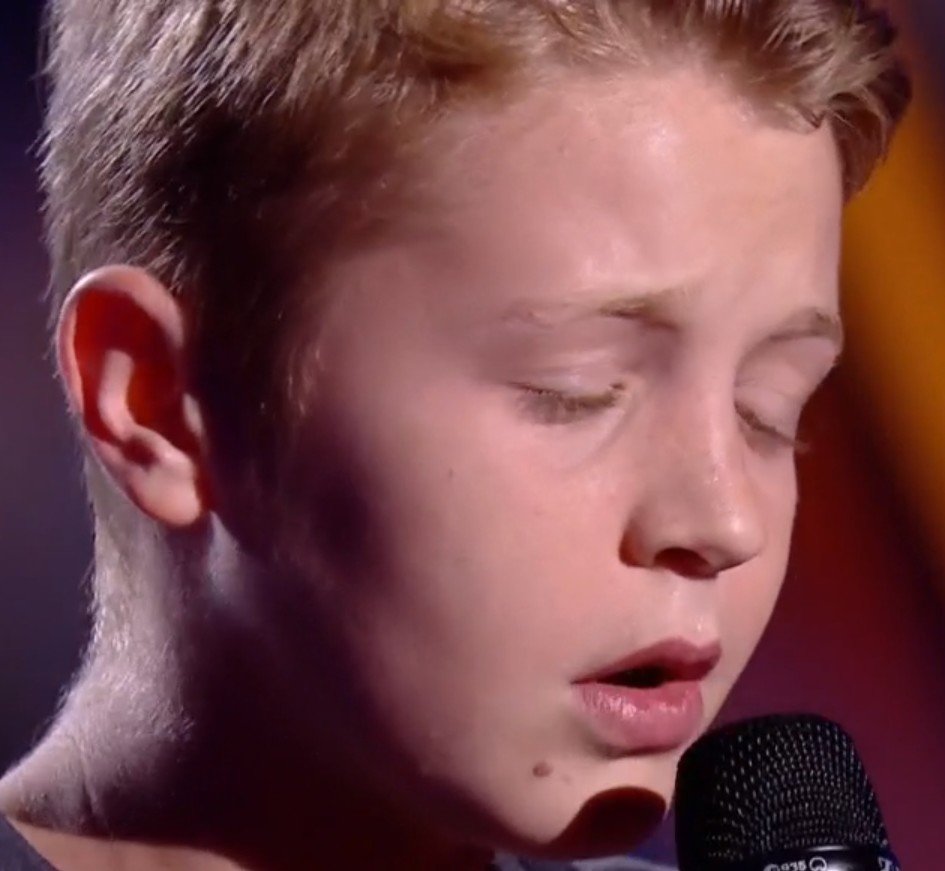 Kylian interprétant "Dommage" sur scène. l Source : TF1 Replay