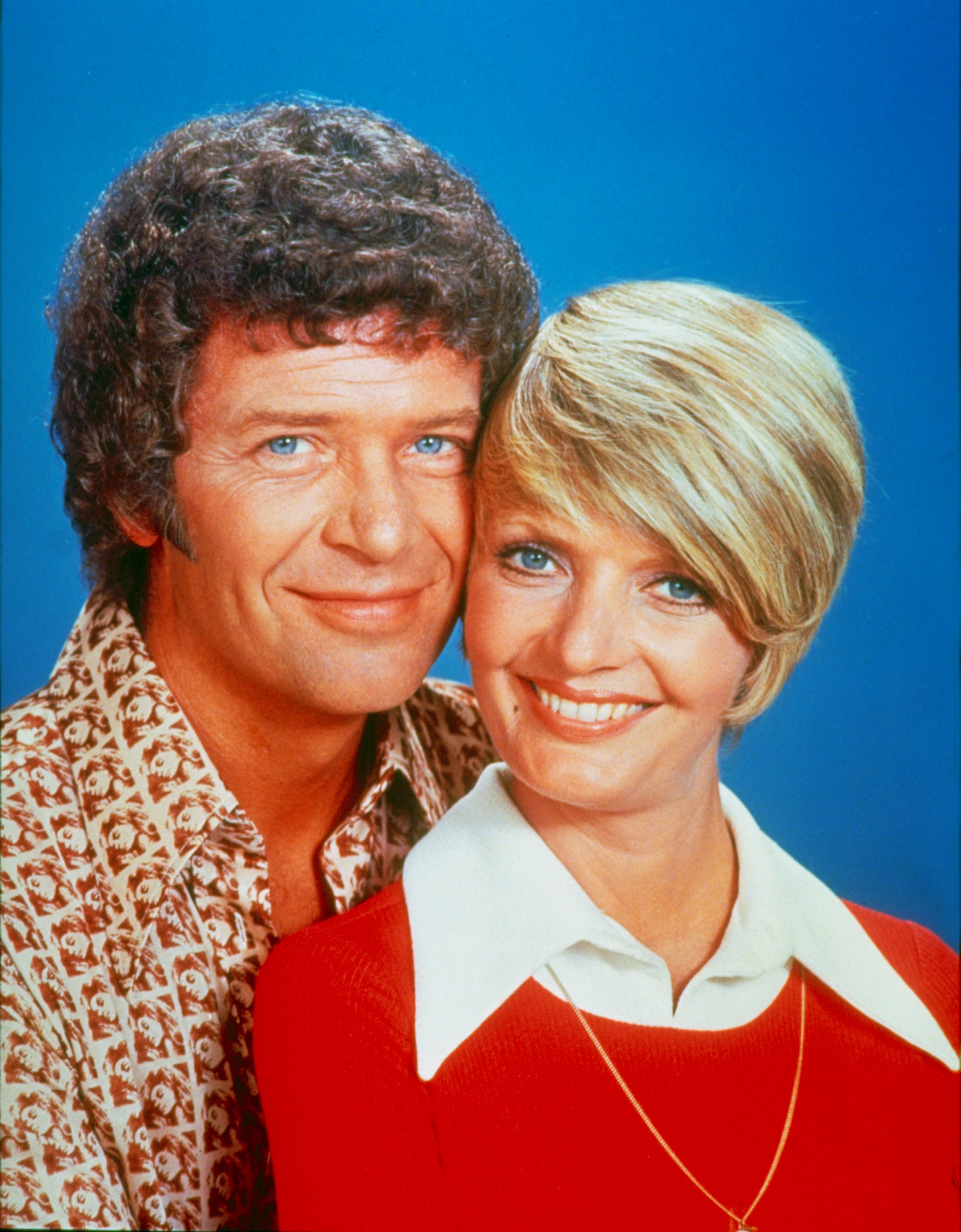 Robert Reed and Florence Henderson as Mike and Carol Brady in "The Brady Bunch" in 1972 | Source: Getty Images