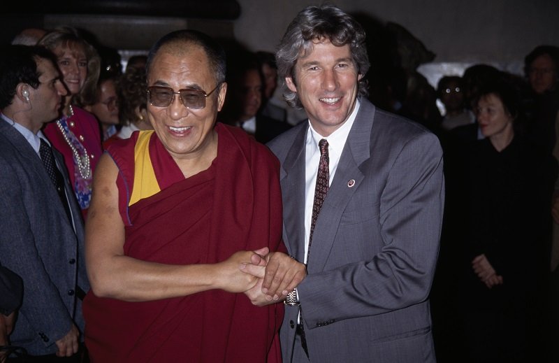 The Dalai Lama and Richard Gere at Yale College on October 10, 1991 | Photo: Getty Images