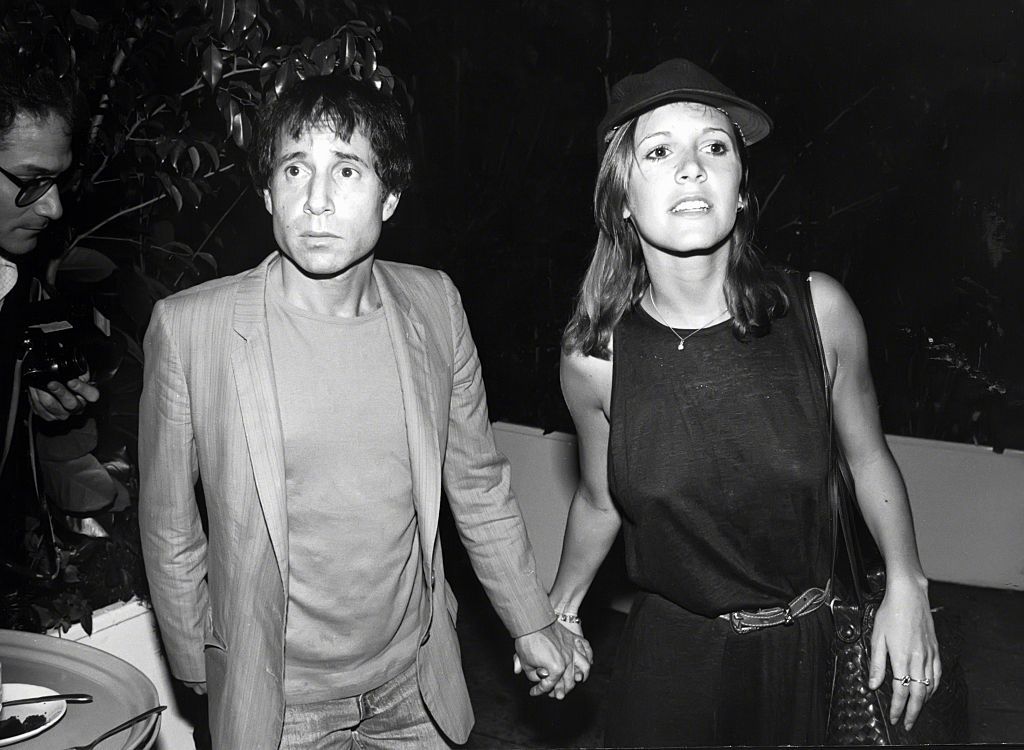 Paul Simon and Carrie Fisher holding hands during an outing in New York City on January 1, 1980. | Photo: Getty Images.