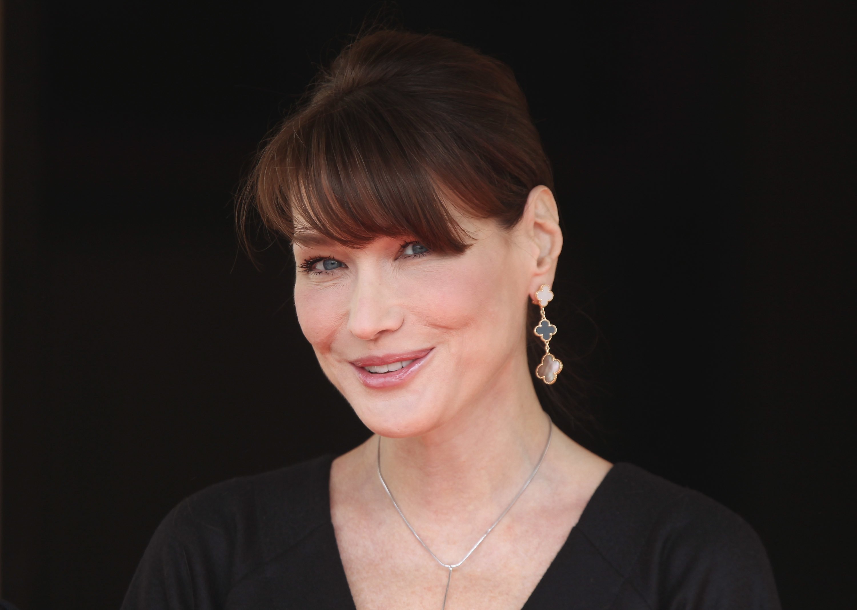 Carla Bruni-Sarkozy devant le restaurant à Deauville, en France. | Photo : Getty Images