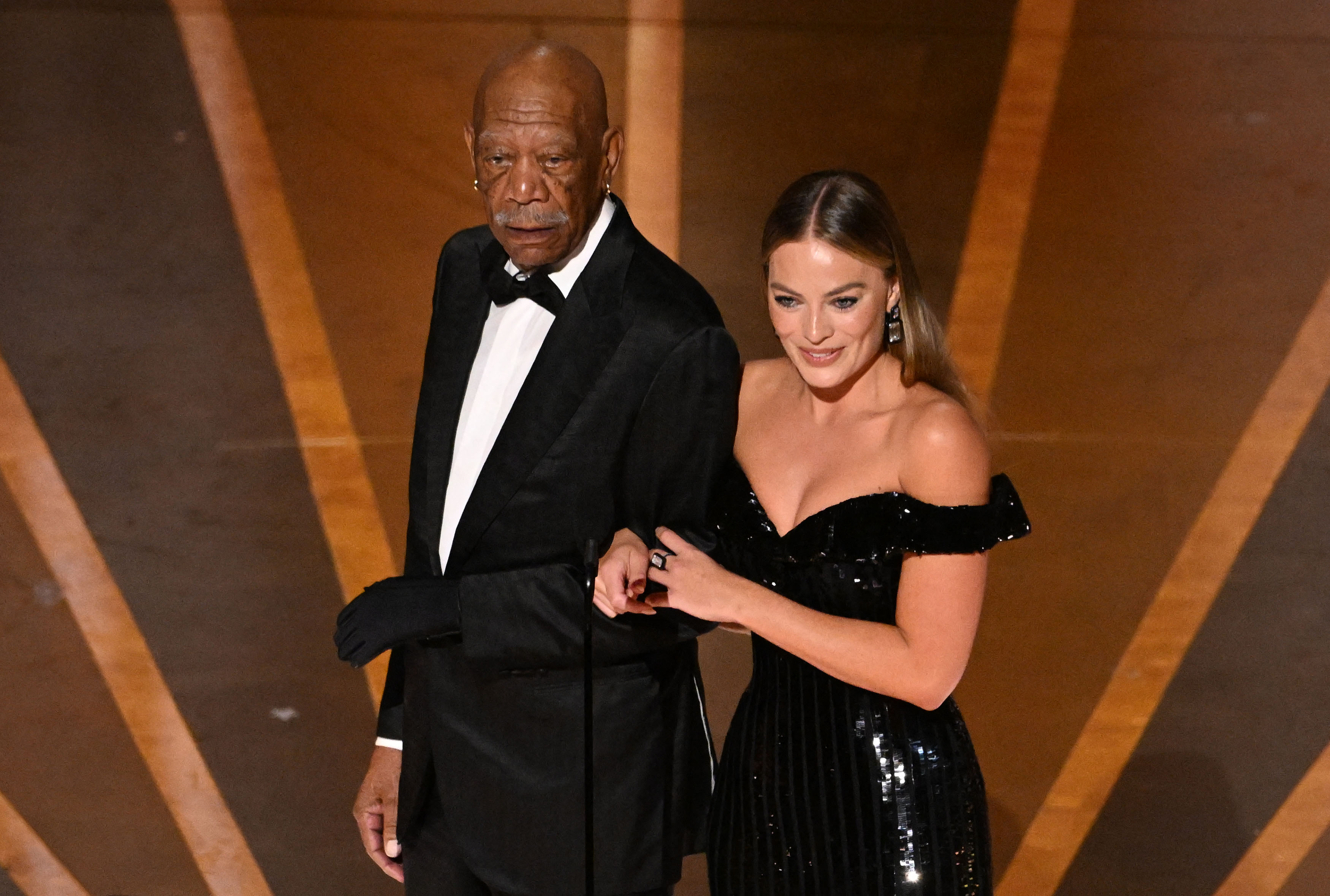 Morgan Freeman und Margot Robbie bei den 95th Annual Academy Awards im März 2023 | Quelle: Getty Images