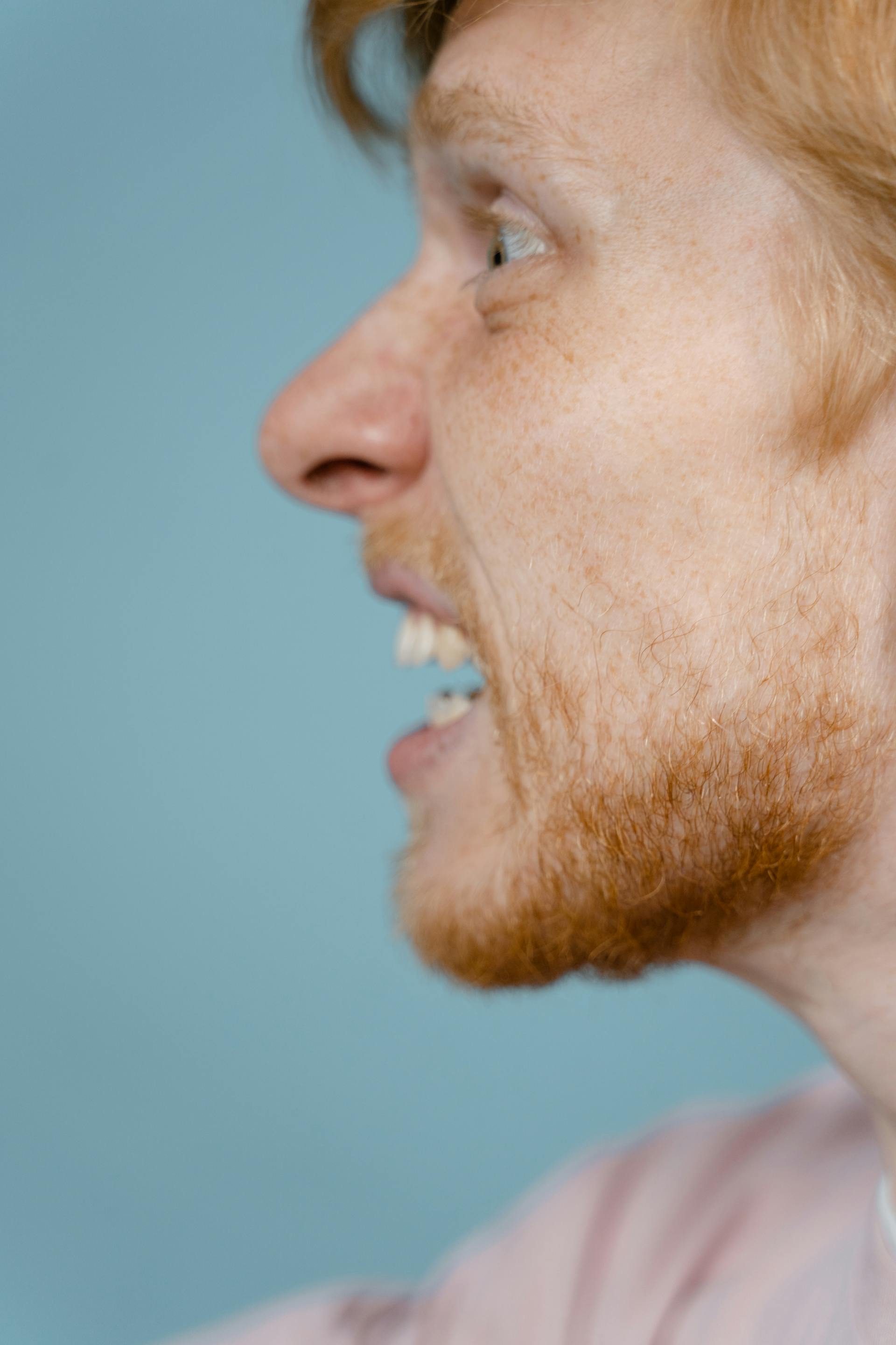 Side view of an angry man yelling | Source: Pexels