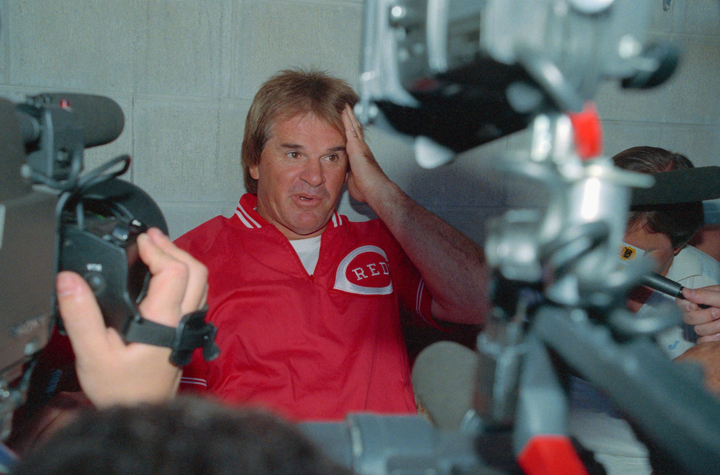 Pete Rose holding an impromptu press conference in the dugout on March 1989 while under investigation for alleged gambling | Source: Getty Images