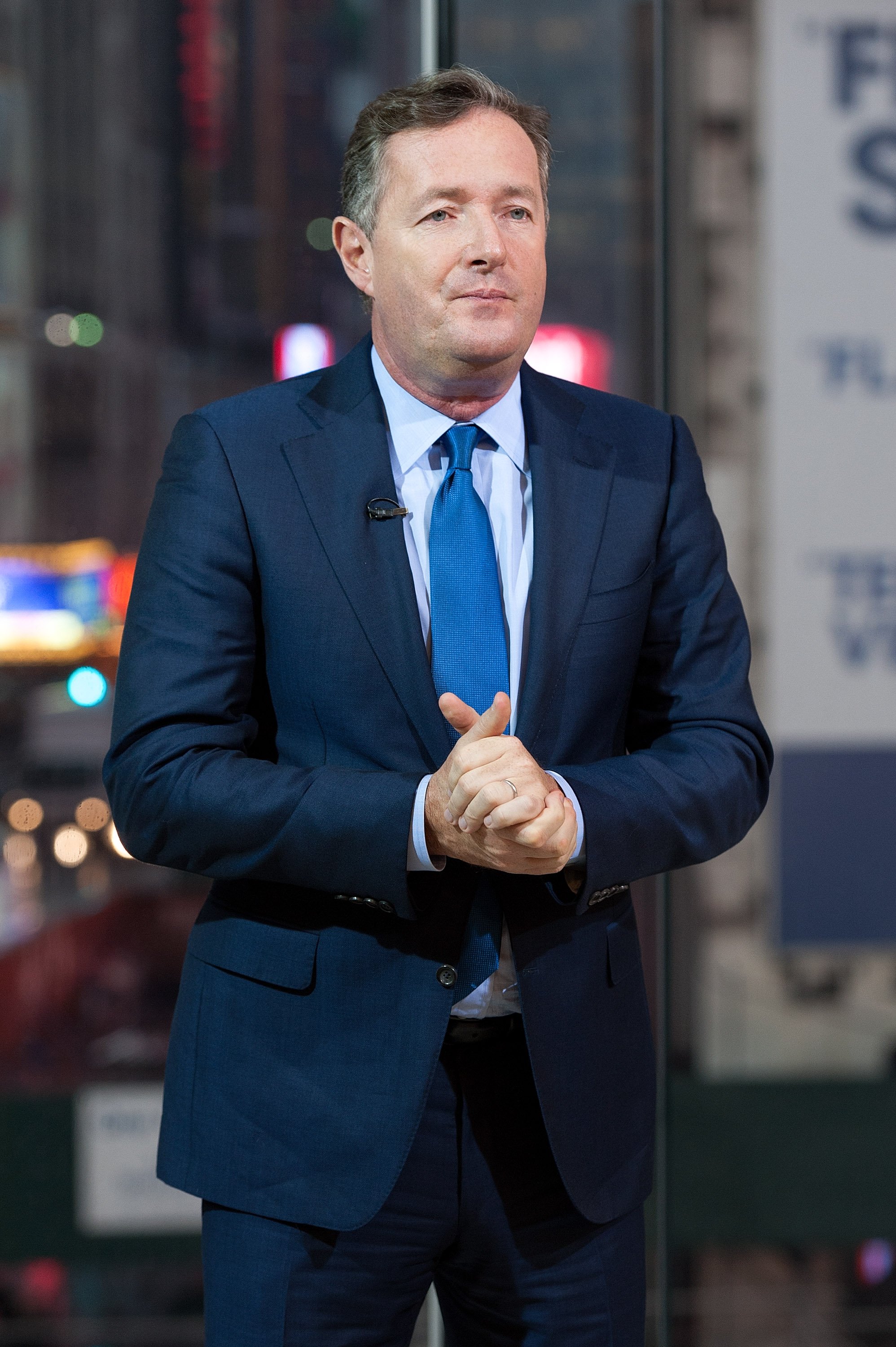 Piers Morgan pictured on set at the "Extra" studio in New York City. 2014. | Photo: Getty Images