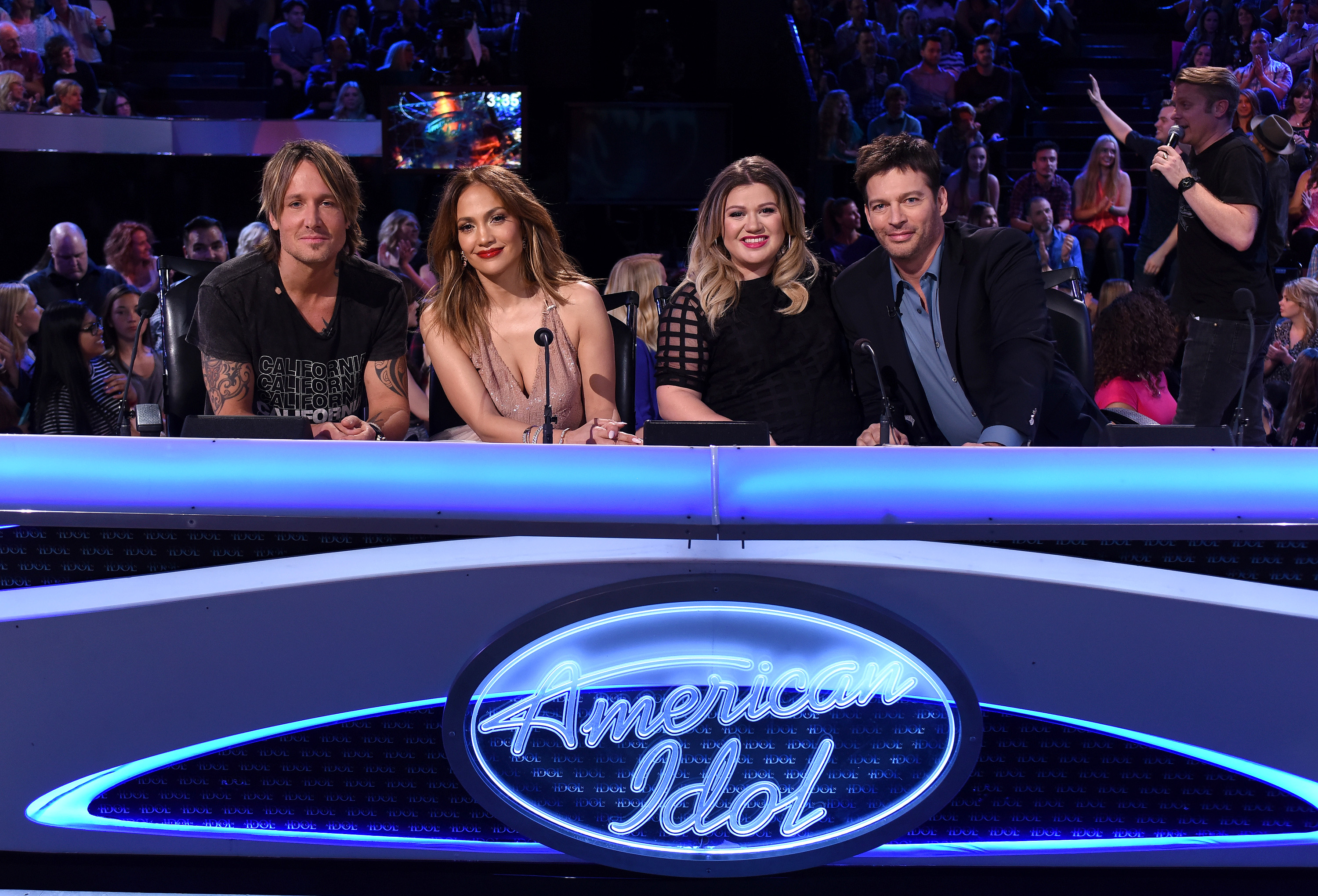 Keith Urban, Jennifer Lopez, Kelly Clarkson and Harry Connick Jr. posing for a picture while seated at the judges panel for "American Idol" in Hollywood, California on February 25, 2016 | Source: Getty Images