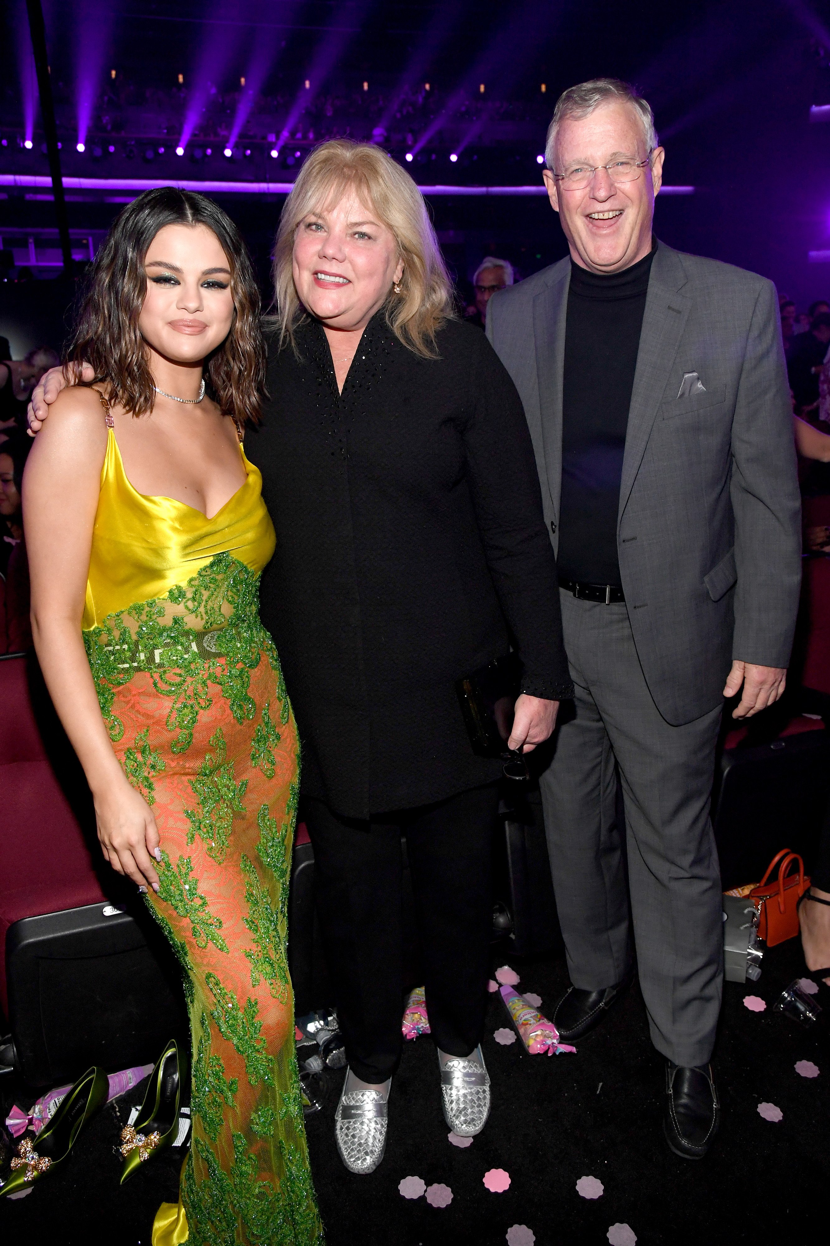 Scott and Andrea Swift posing for a picture with Selena Gomez at the 2019 American Music Awards on November 24, 2019, in California | Source: Getty Images