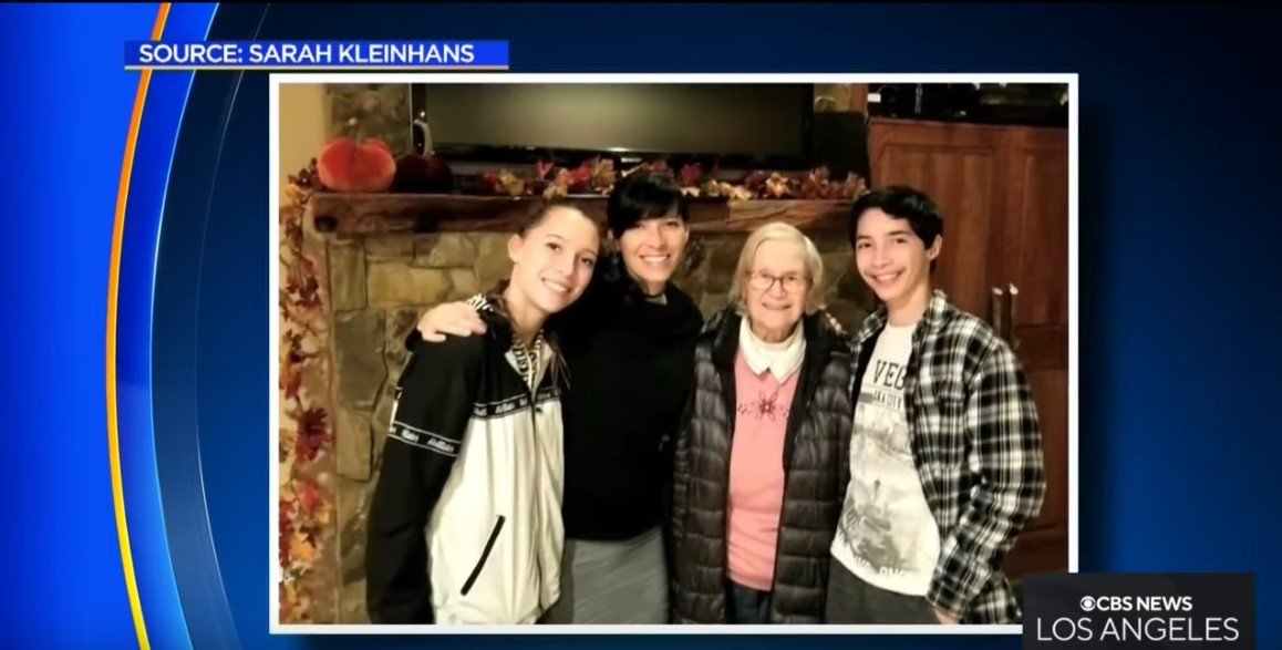 Picture of Sarah Kleinhans with her kids and her adopted mother | Source: Youtube/CBS Los Angeles 
