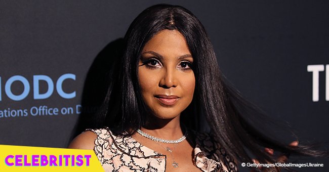 Toni Braxton rocks red lipstick & debuts lighter 'do after revealing why she postponed wedding