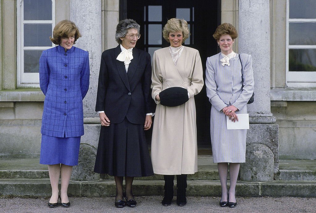 Lady Di con sus hermanas Jane y Sarah, junto a la directora de West Heath, el 12 de noviembre de 1987 en Kent, Reino Unido. | Foto: Getty Images