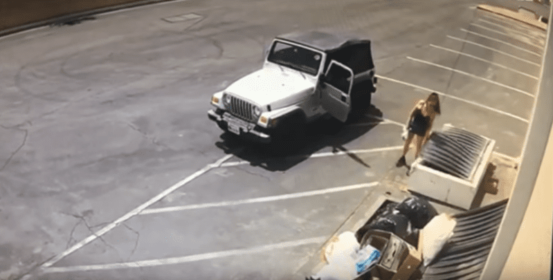 Deborah Sue Culwell sortant d'une jeep blanche et scrutant une benne à ordures utilisée pour les articles recyclables. | Youtube/RivCOanimalsPIO Deborah Sue Culwell sortant d'une jeep blanche et scrutant une benne à ordures utilisée pour les articles recyclables. | Youtube/RivCOanimalsPIO