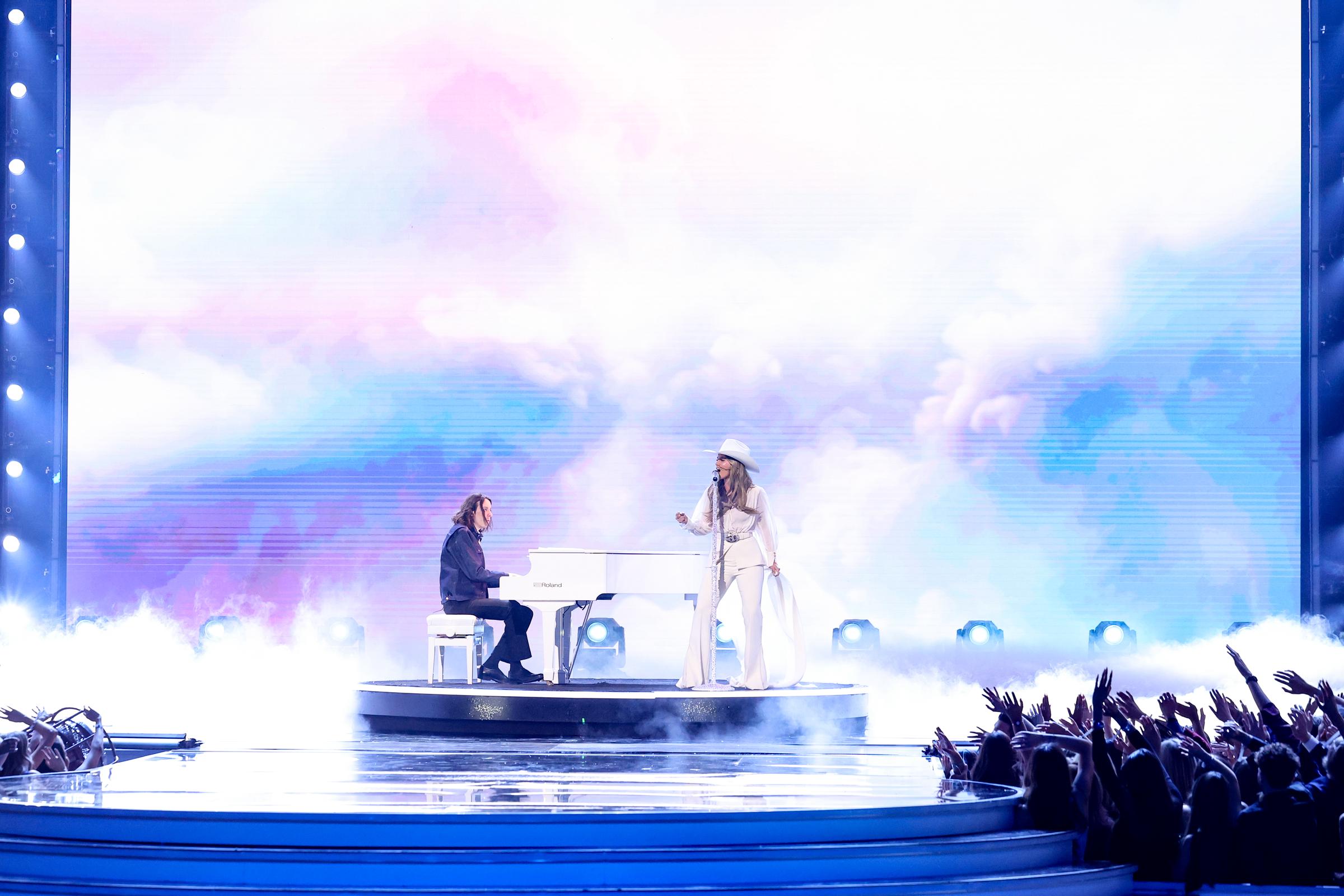 Another shot shows the audience fully in tune with her, hands raised, just like hers, as Wilson delivers her performance. She hasn’t lost them for a second; instead, she pulls them in deeper with every note.