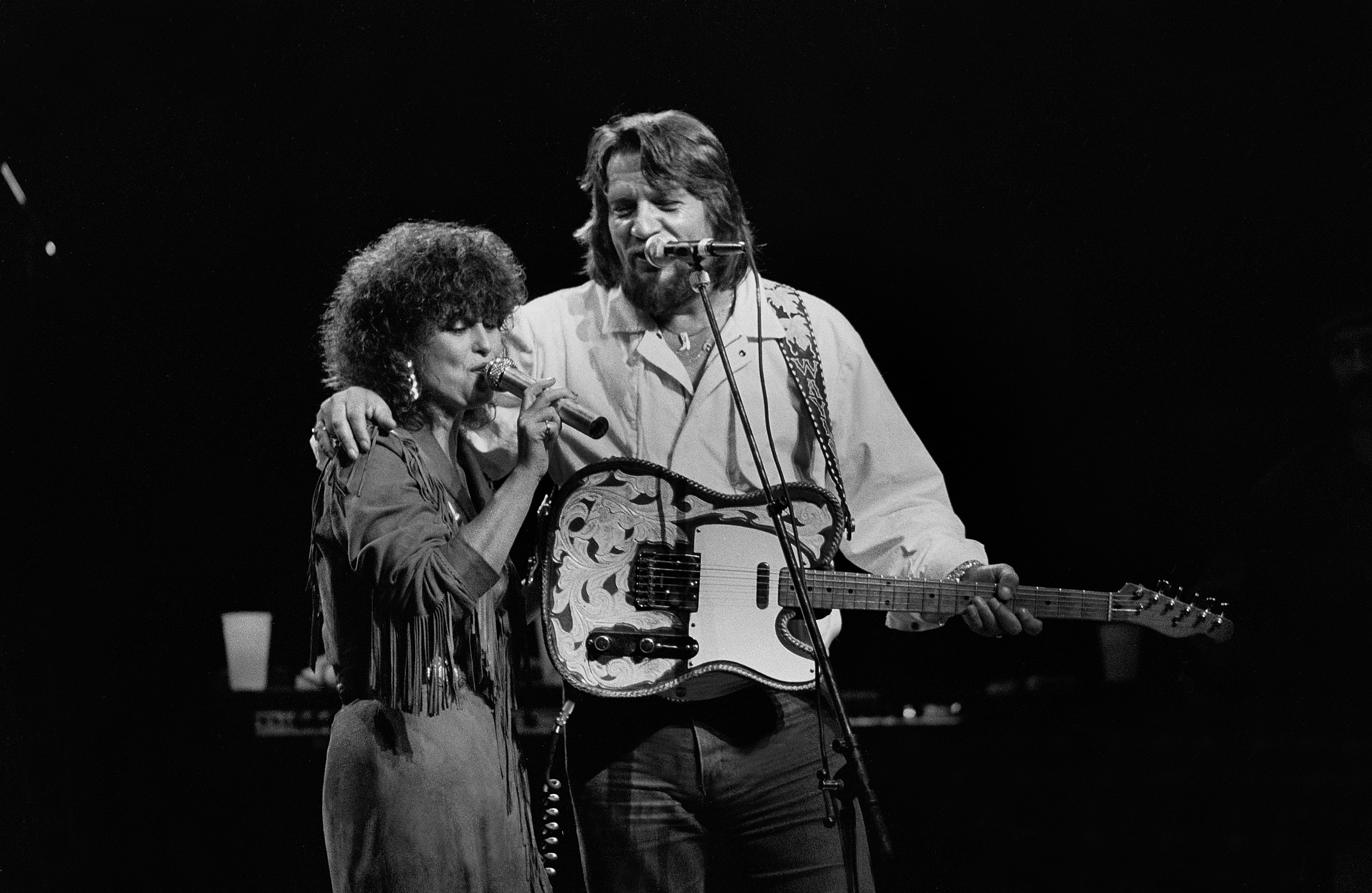 Jessi Colter and Waylon Jennings perform onstage at the Poplar Creek Music Theater in Hoffman Estates, Illinois, on September 3, 1984. | Source: Getty Images