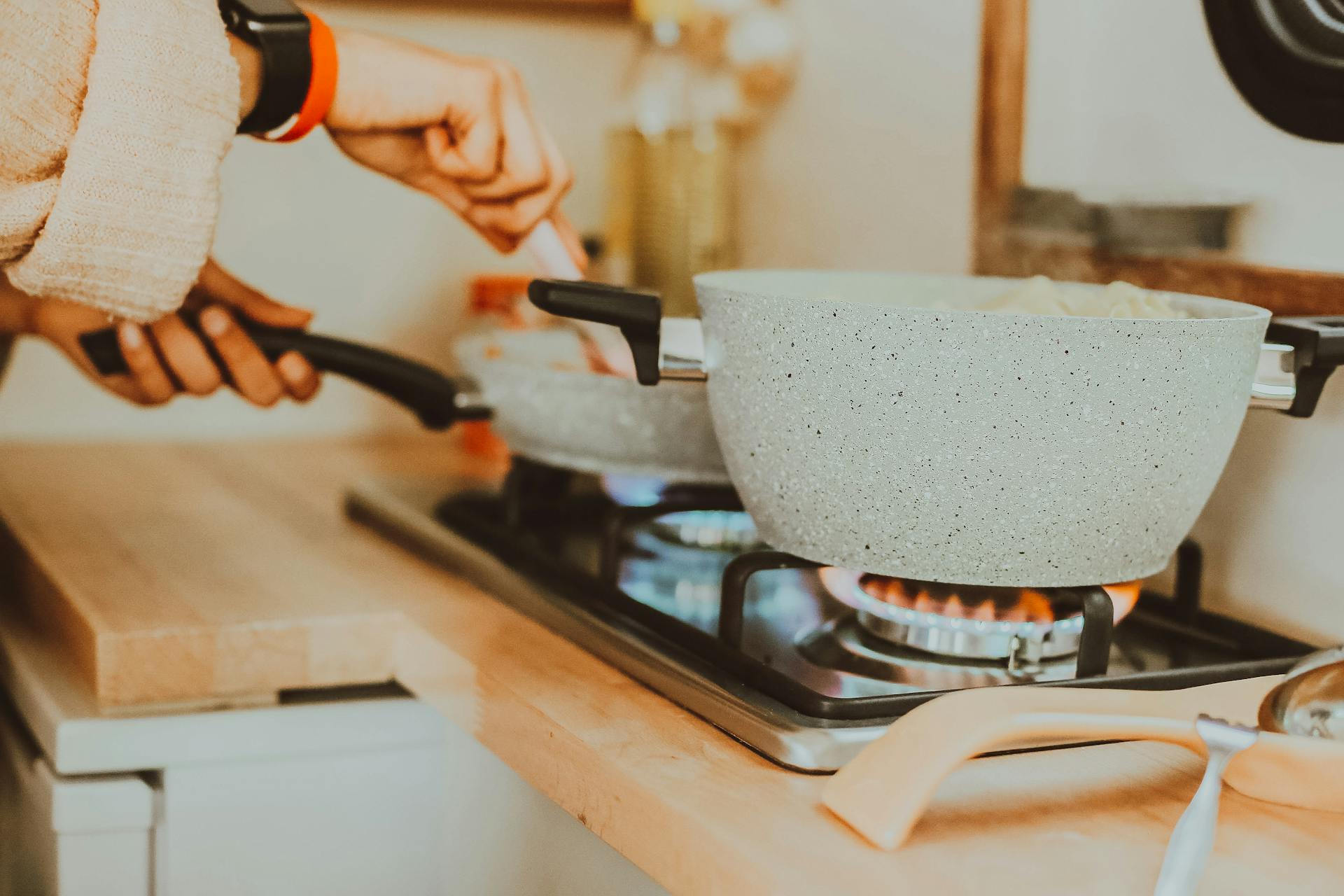 A woman cooking food | Source: Pexels