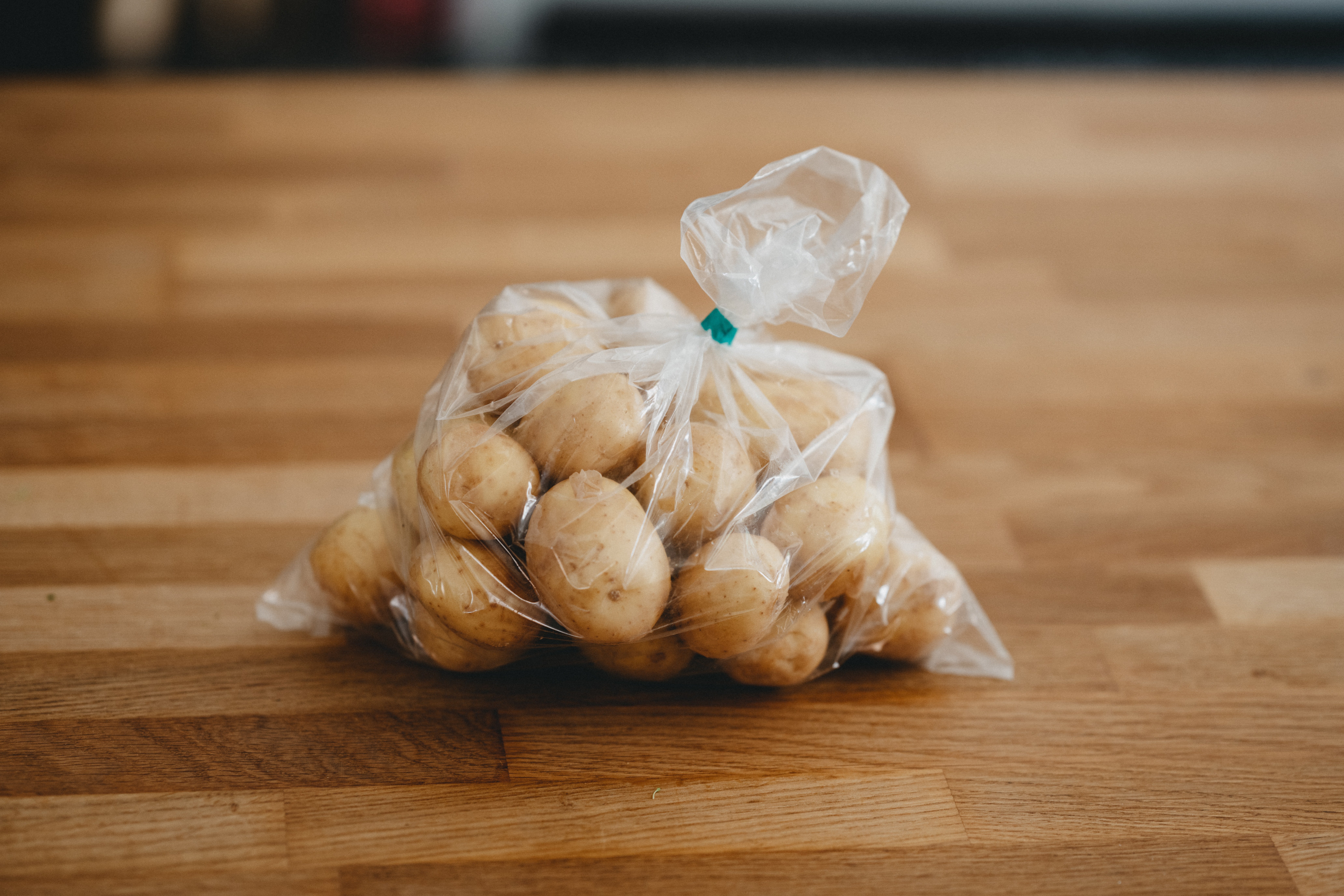 Tom gives a bag of potatoes to the old man |  Photo: Unsplash