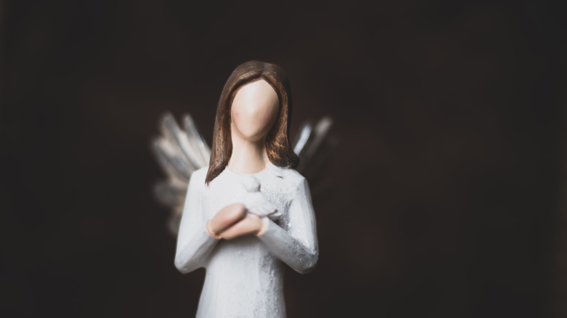 She saw an angel figurine. | Source: Pexels