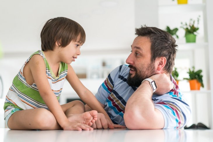 Un père et un enfant entrain de discuter | Photo / Shutterstock