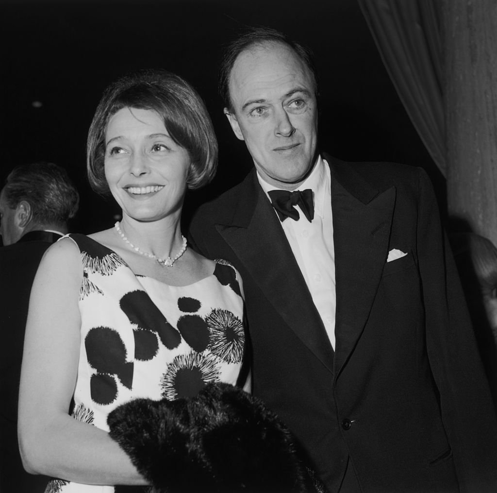 Patricia Neal con su esposo, el escritor Roald Dahl, en los Screen Directors Awards 1962. | Foto: Getty Images.